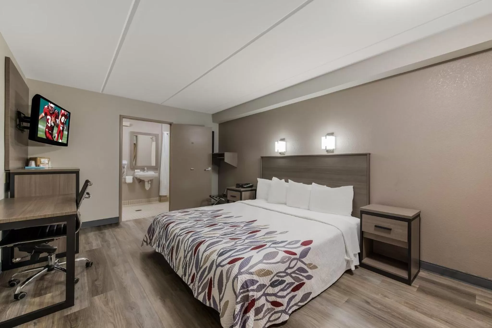 Deluxe King Room Disability Access Non-Smoking in Red Roof Inn Hickory