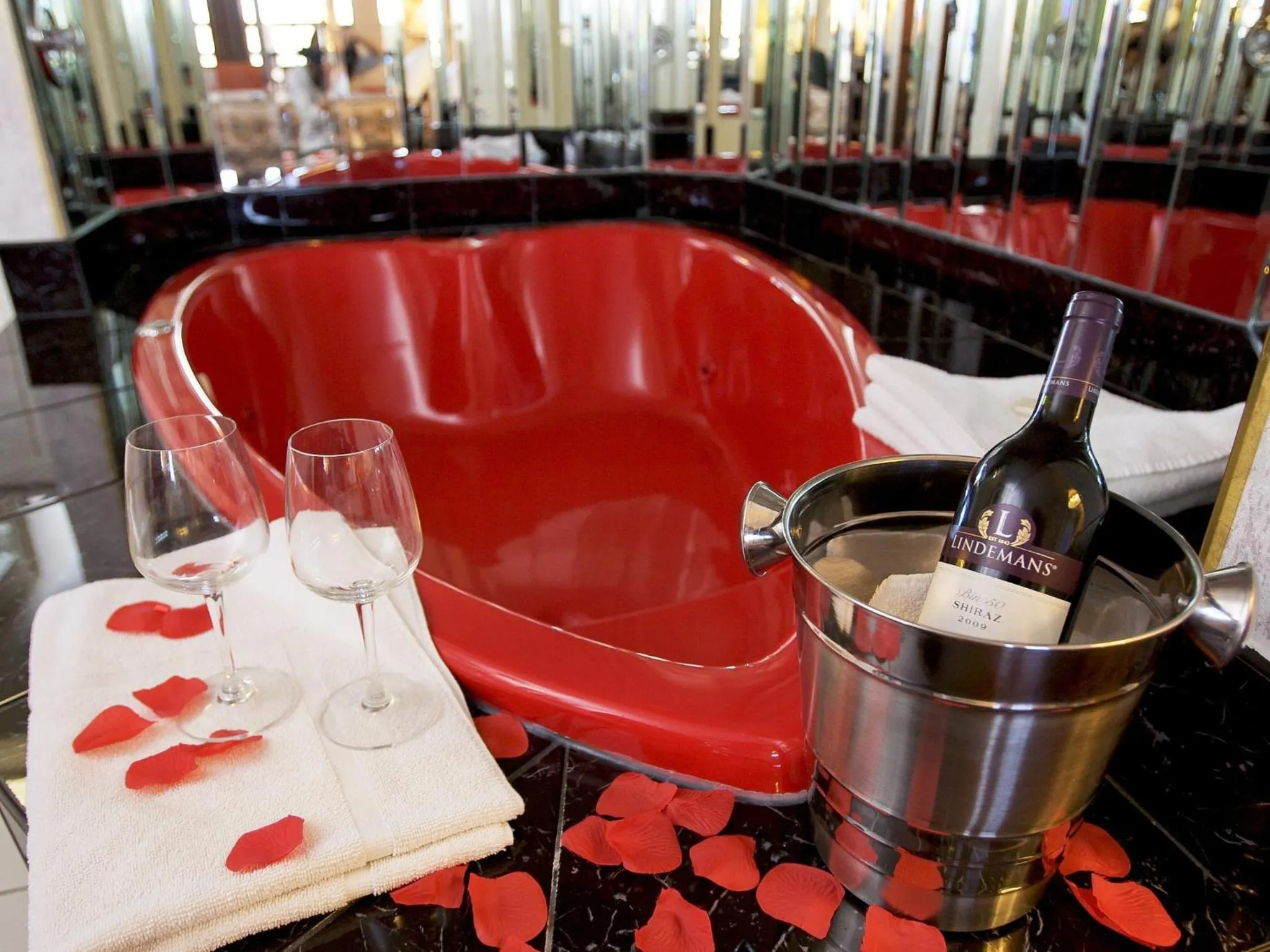 King Suite with Spa Bath - Non-Smoking  in Howard Johnson by Wyndham Niagara Falls