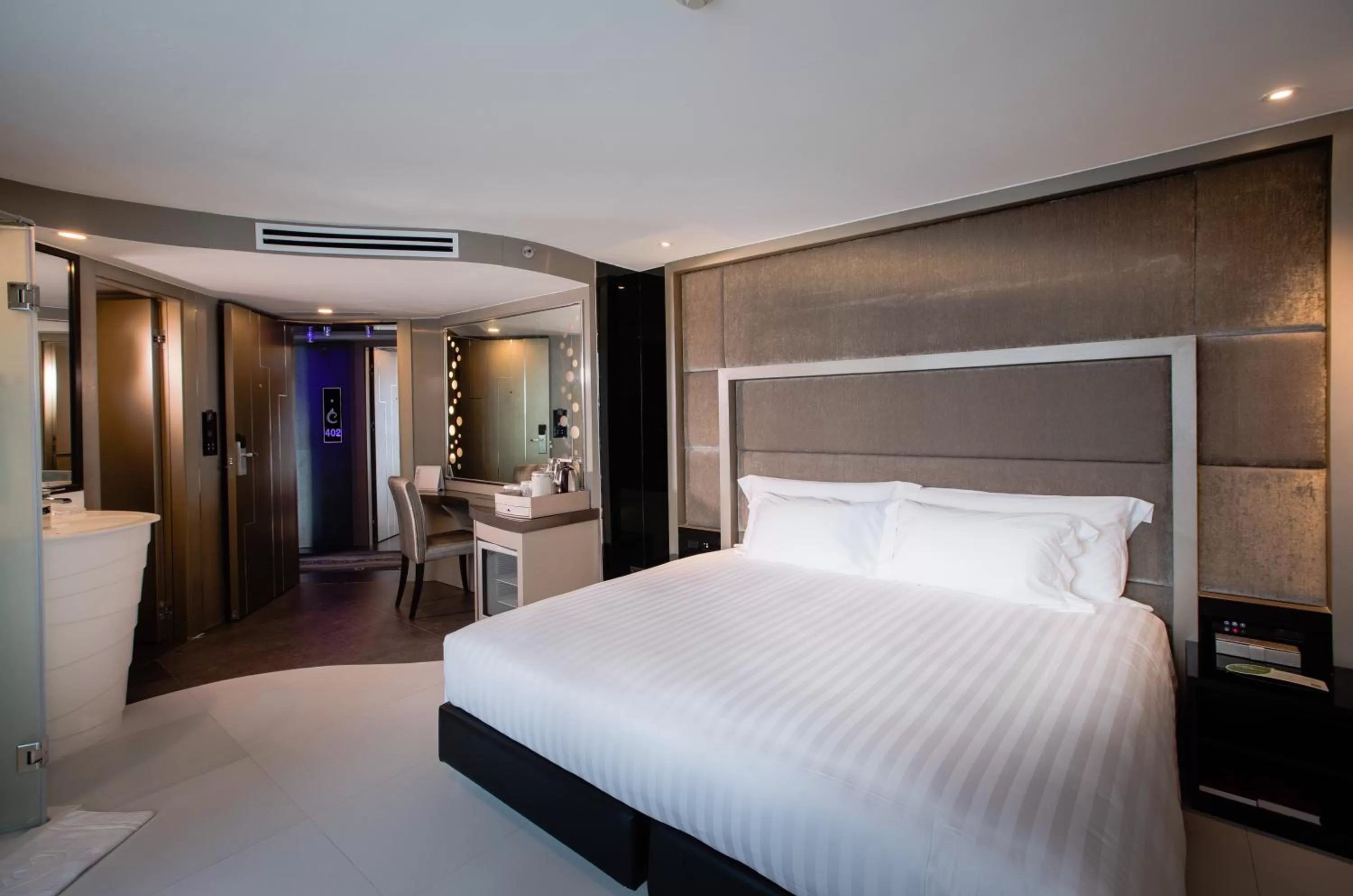 Deluxe King Room in Azure Hotel Pattaya