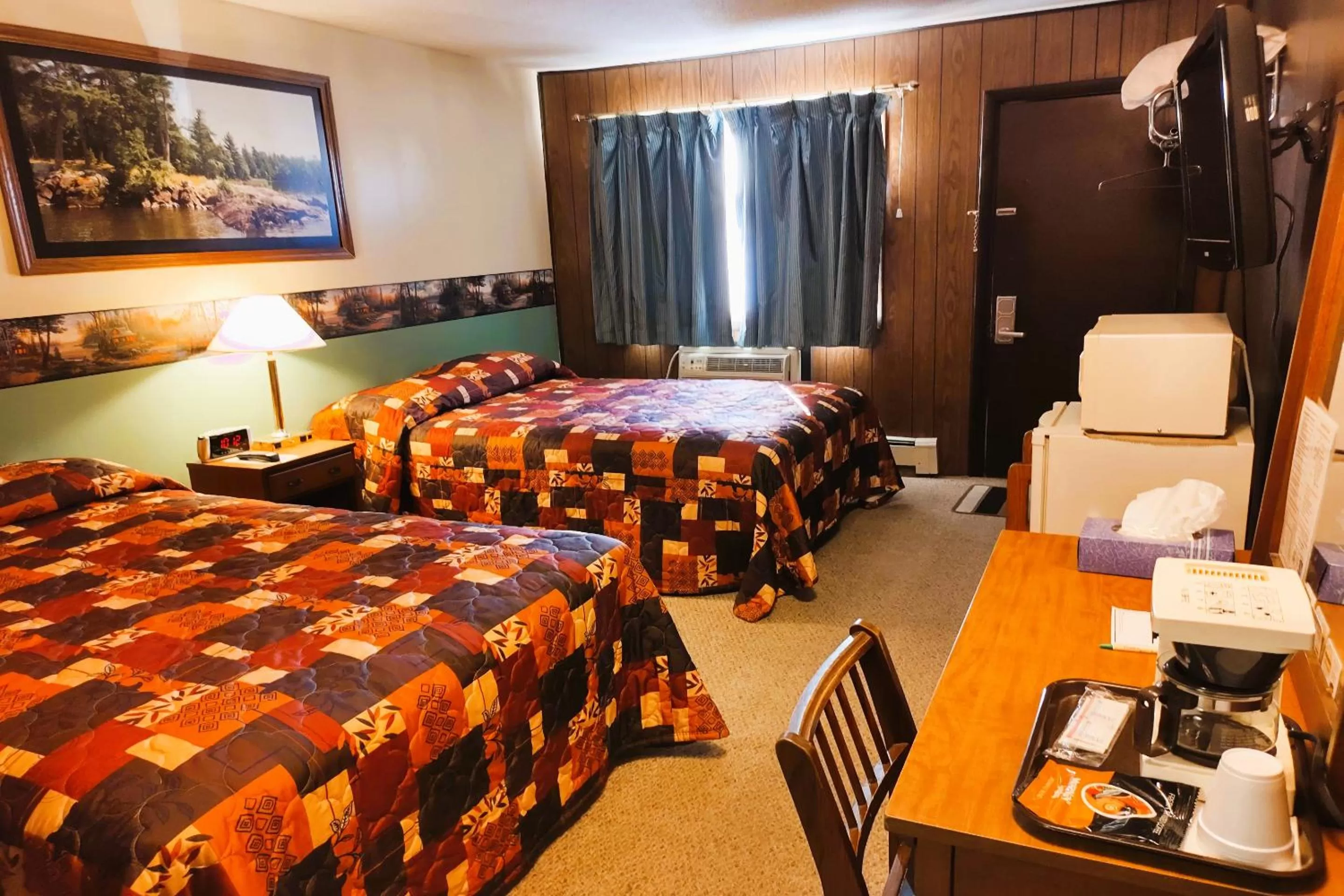 2 Full Beds with 1 Twin Bed in Love Hotels Voyageur by OYO at International Falls MN