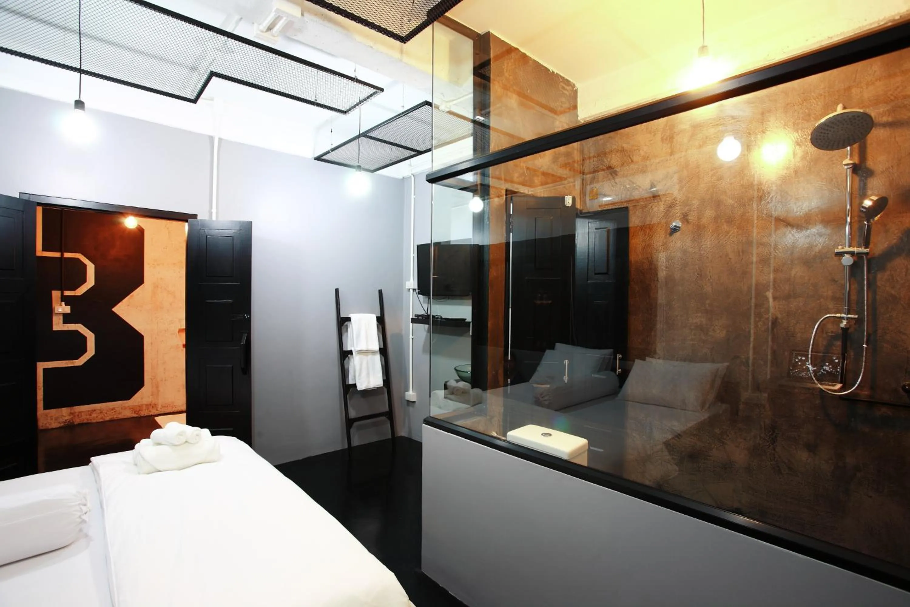 Deluxe King Room - single occupancy in Meroom