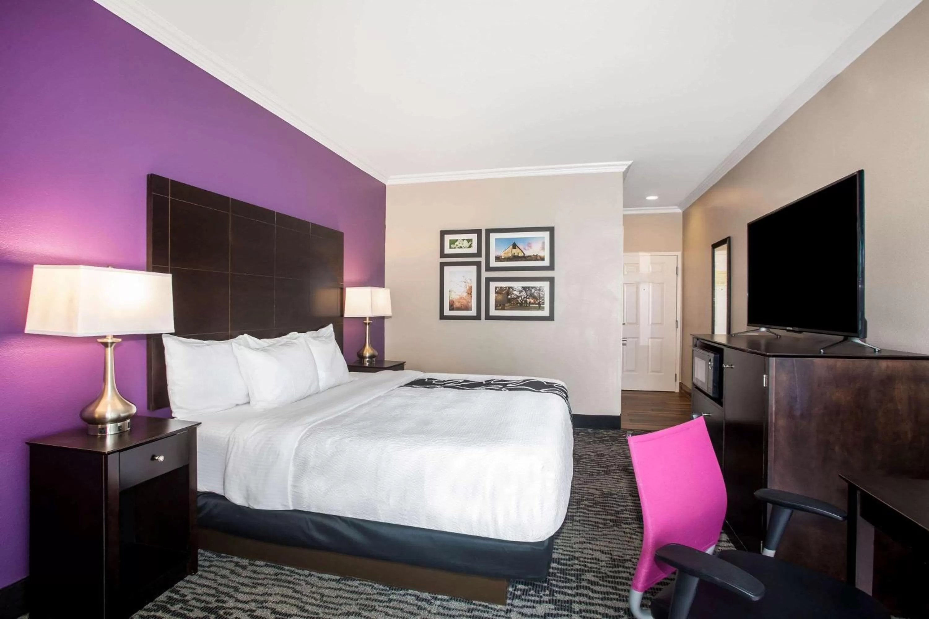 Deluxe King Room in La Quinta by Wyndham Columbus TX