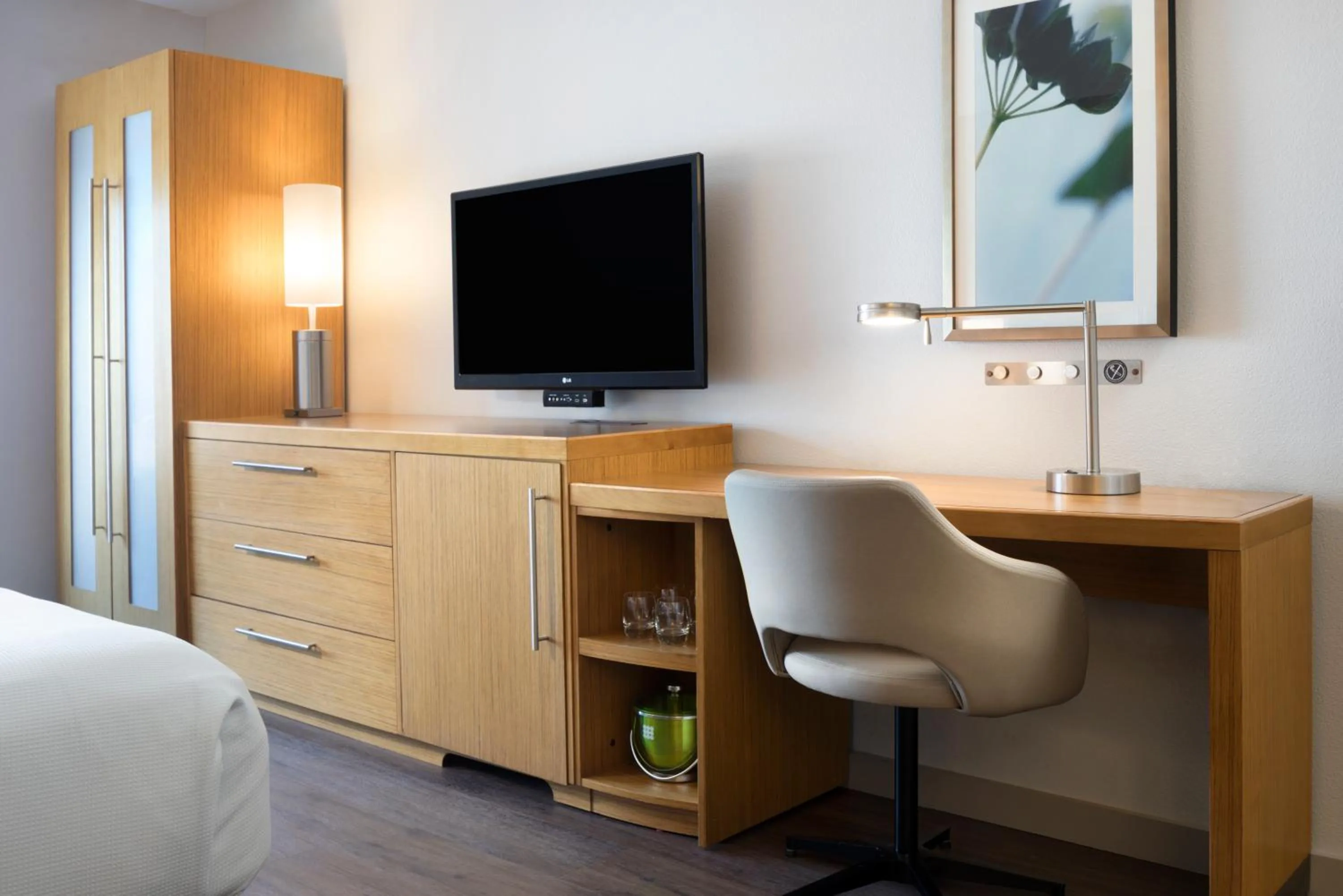 King Room with Sofa Bed and Accessible Tub - Disability Access in Hyatt Place Austin Downtown