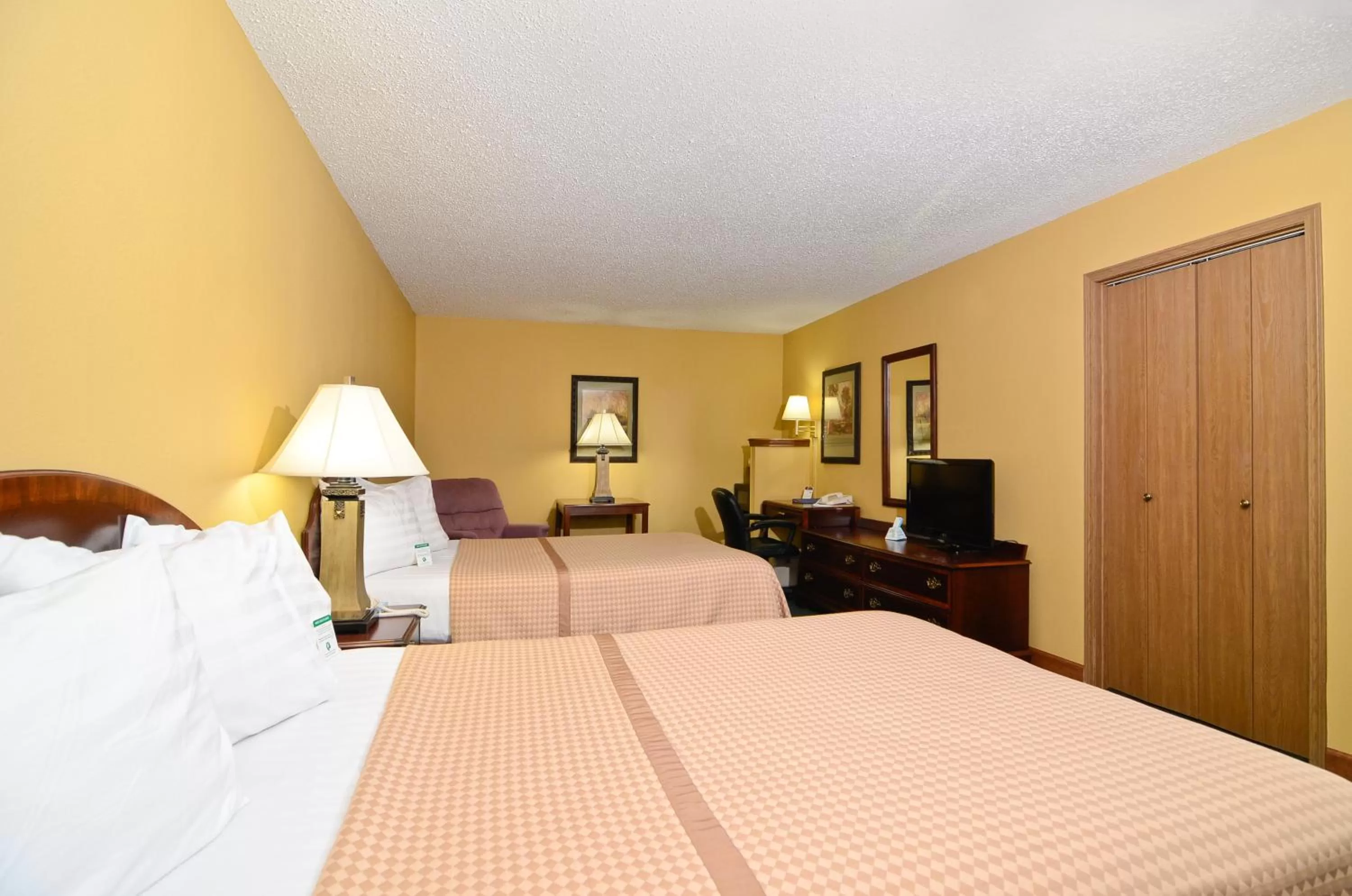 Deluxe Queen Room with Two Queen Beds - Non-Smoking in Americas Best Value Inn Iola