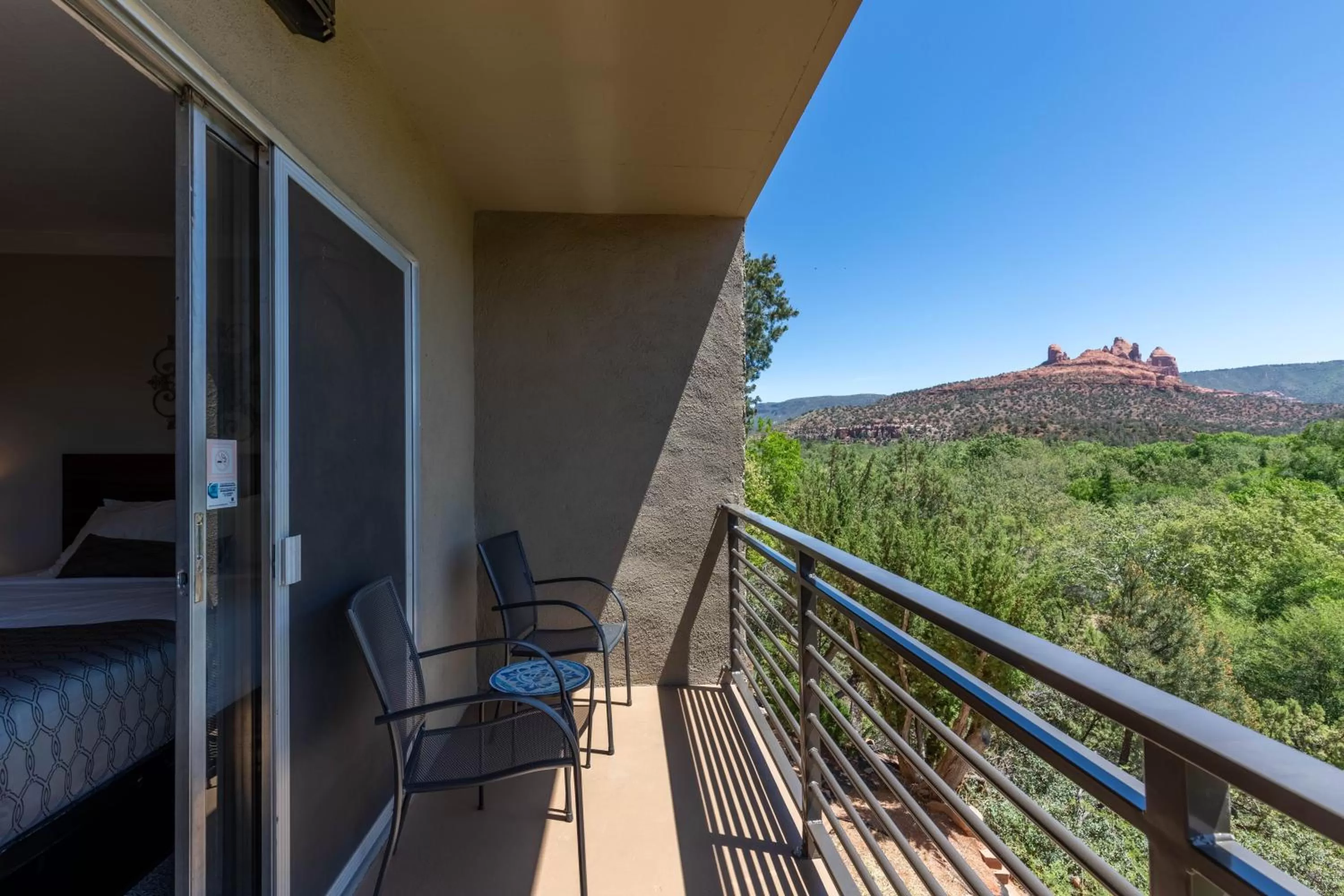 Queen Room with Balcony in Cedars Resort
