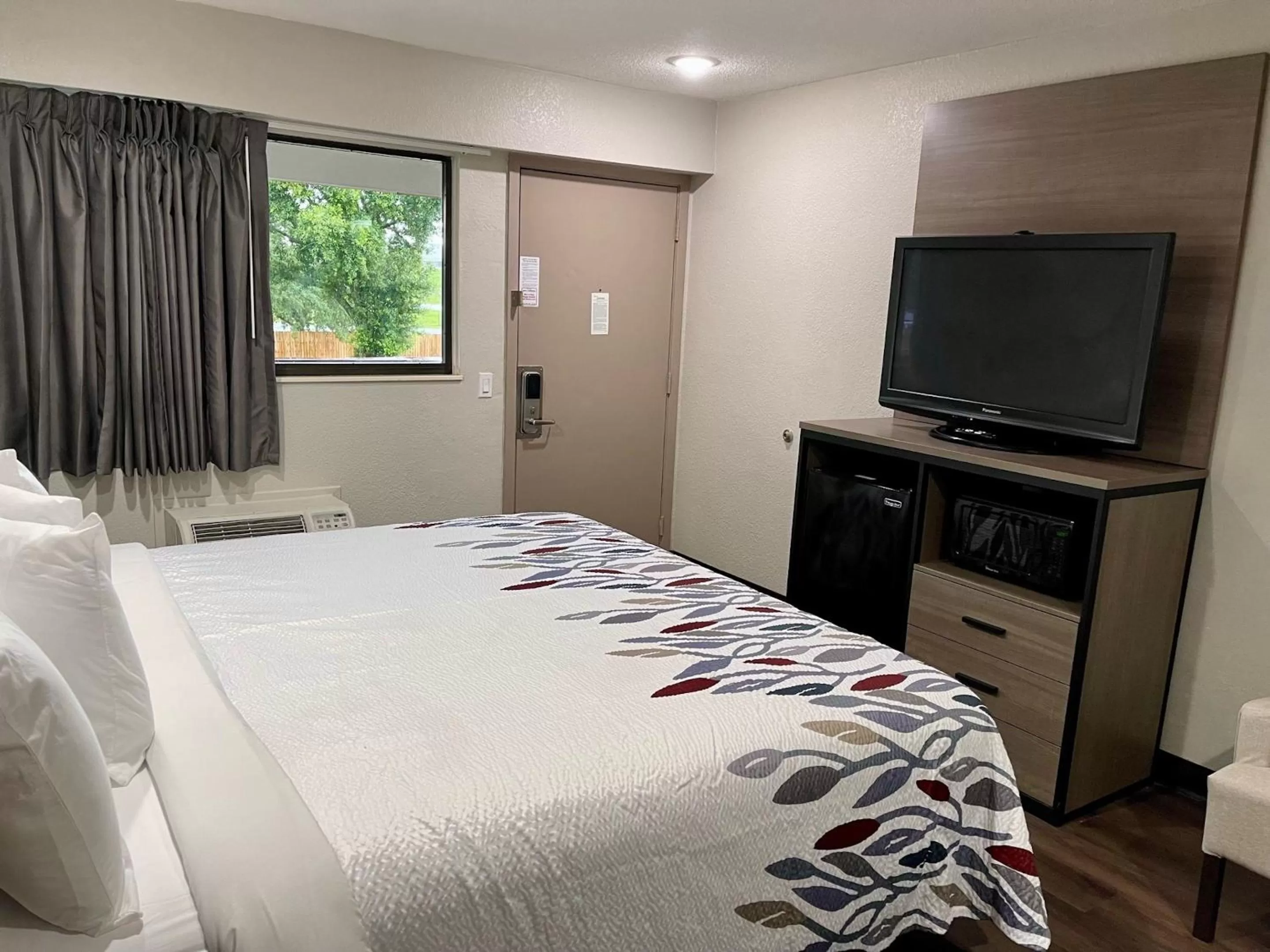 Superior King Room Smoking Renovated in Red Roof Inn Lafayette, LA