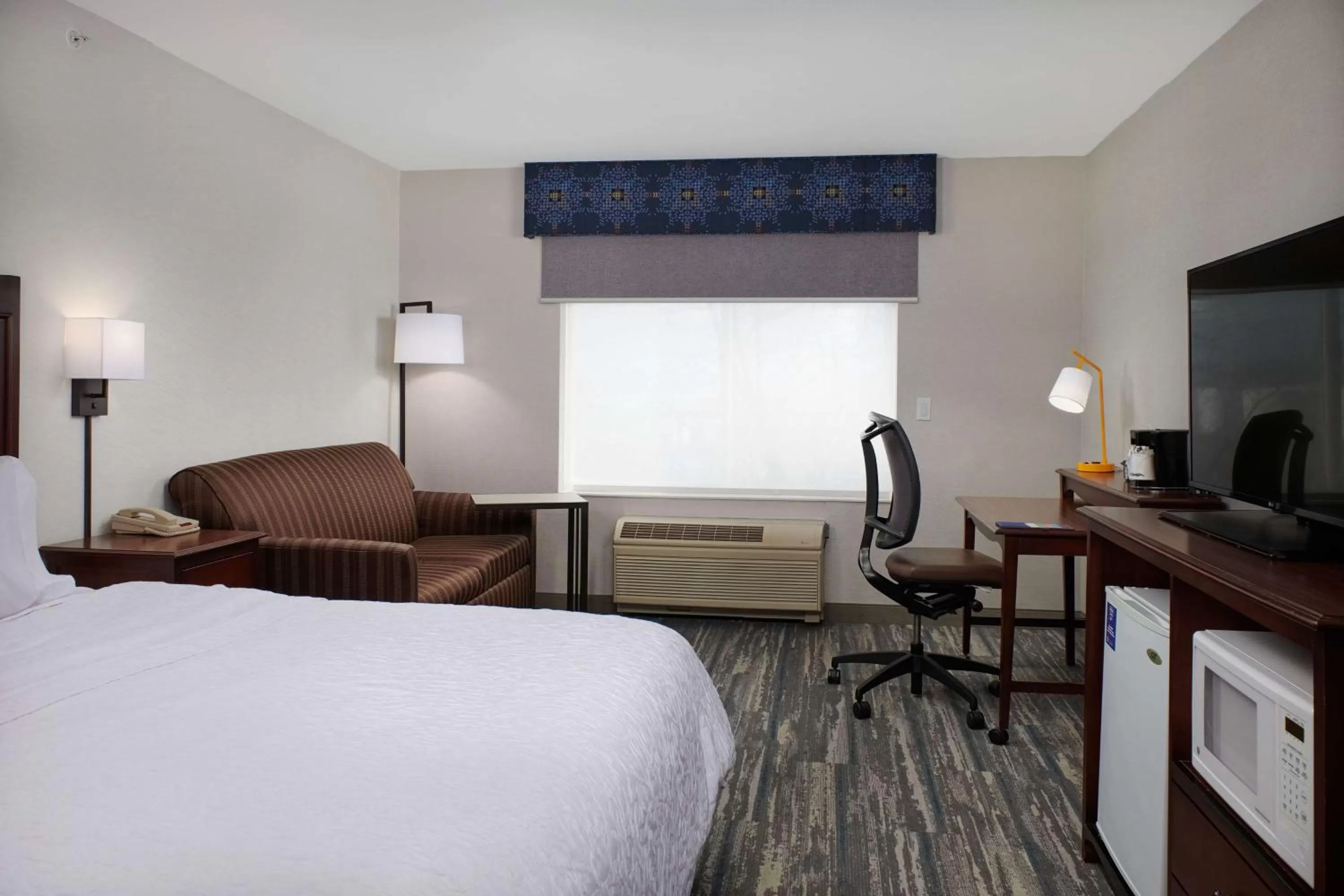 King Room with Accessible Tub - Mobility and Hearing Access/Non-Smoking in Hampton Inn Helena
