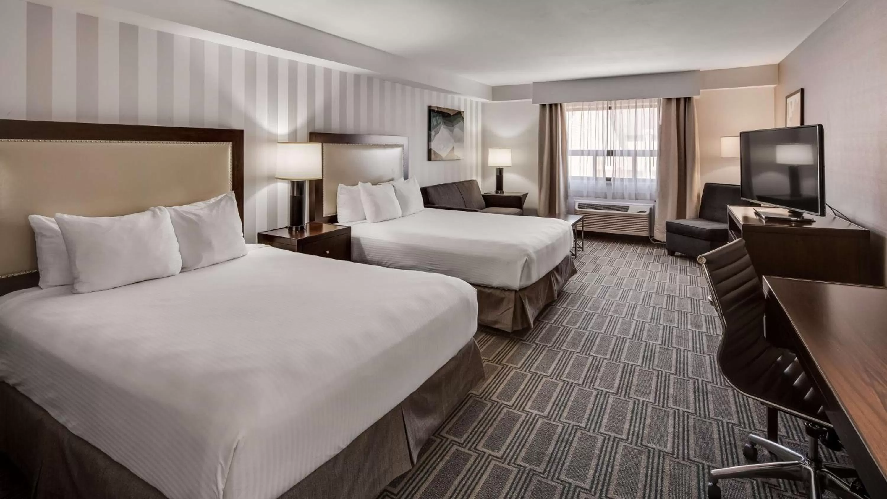 Queen Suite with Two Queen Beds in Best Western Lapeer Inn