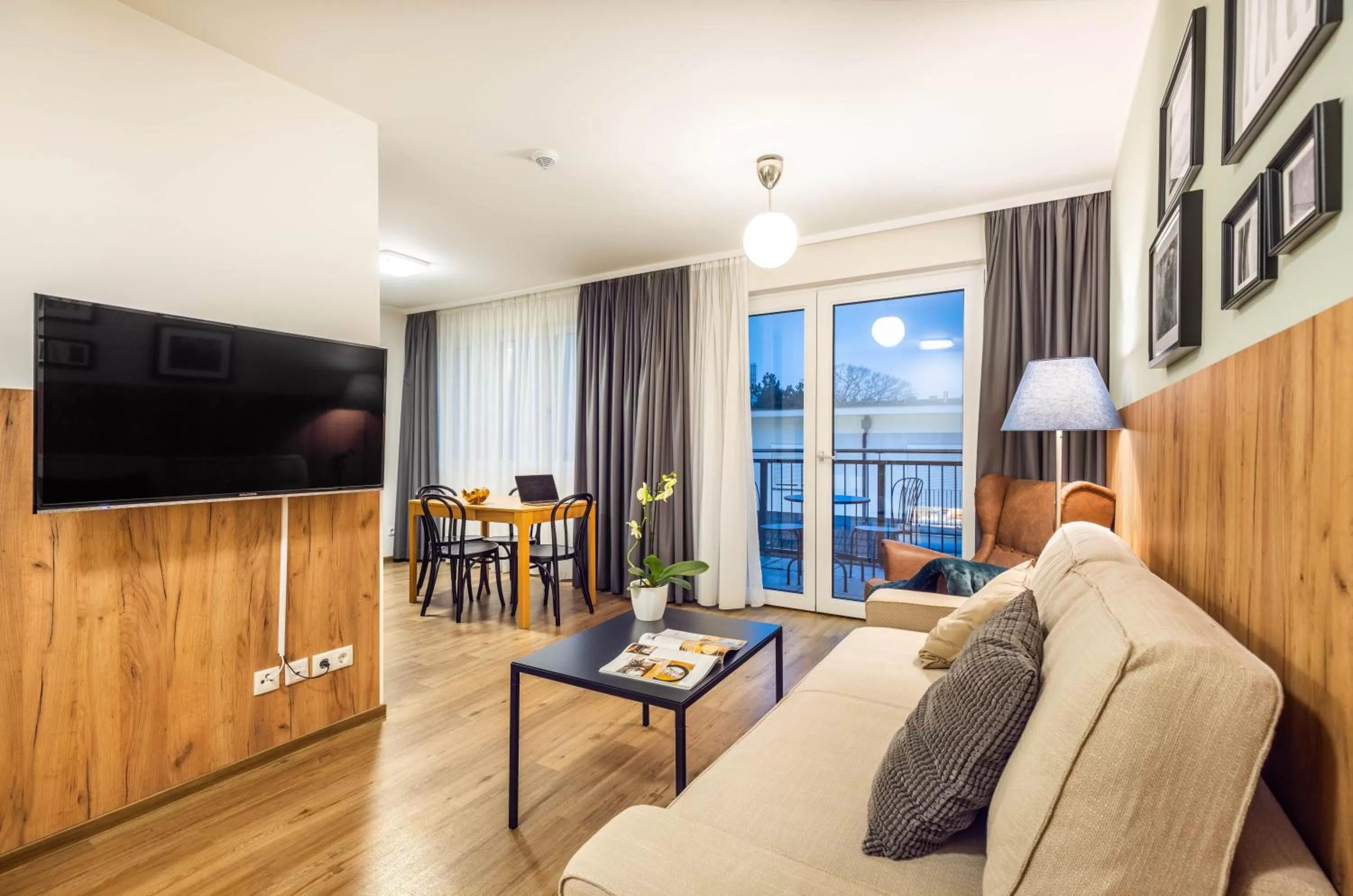 1-Bedroom Suite Balcony in Jimmy's Apartments Lory