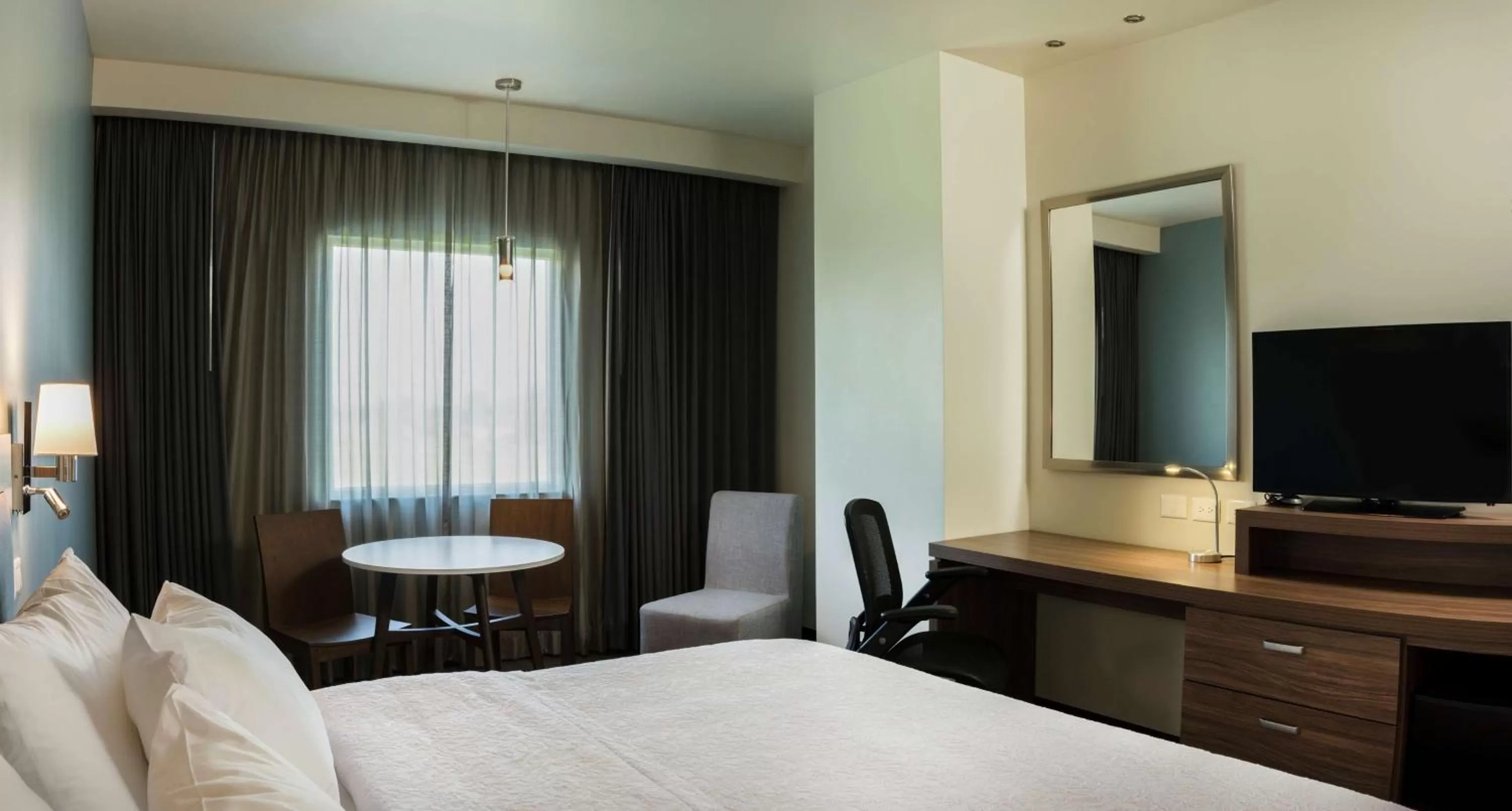 Junior King Suite - Non-Smoking in Hampton Inn & Suites by Hilton Salamanca Bajio