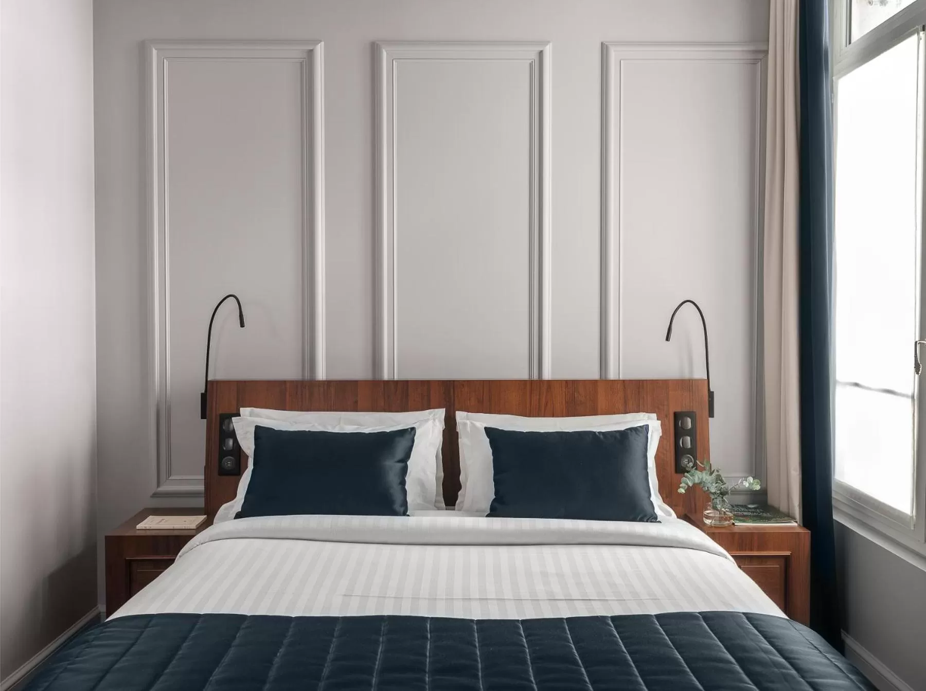 Alcove Room with One Queen Bed in M Social Hotel Paris Opera