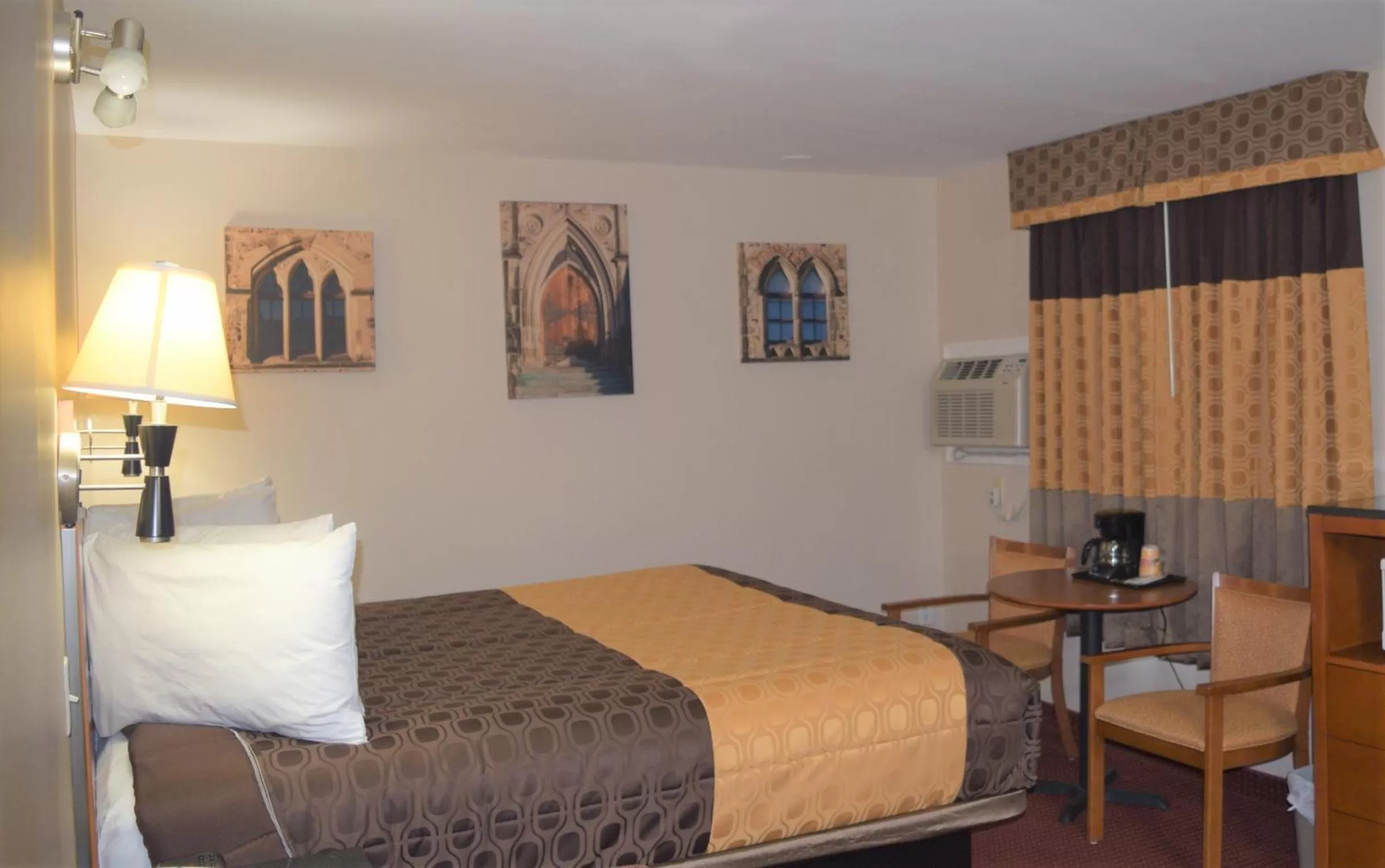 King Room - Non-Smoking in Knights Inn Arnprior