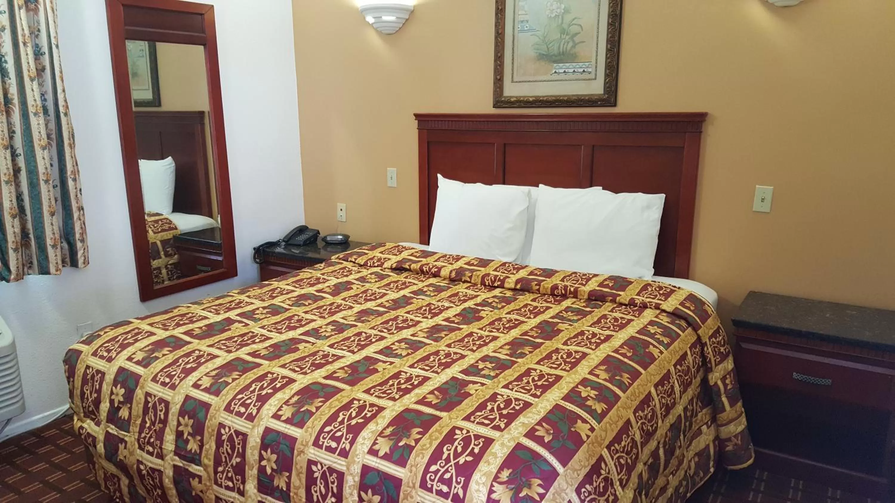 Deluxe King Room in Royal Inn Motel Long Beach