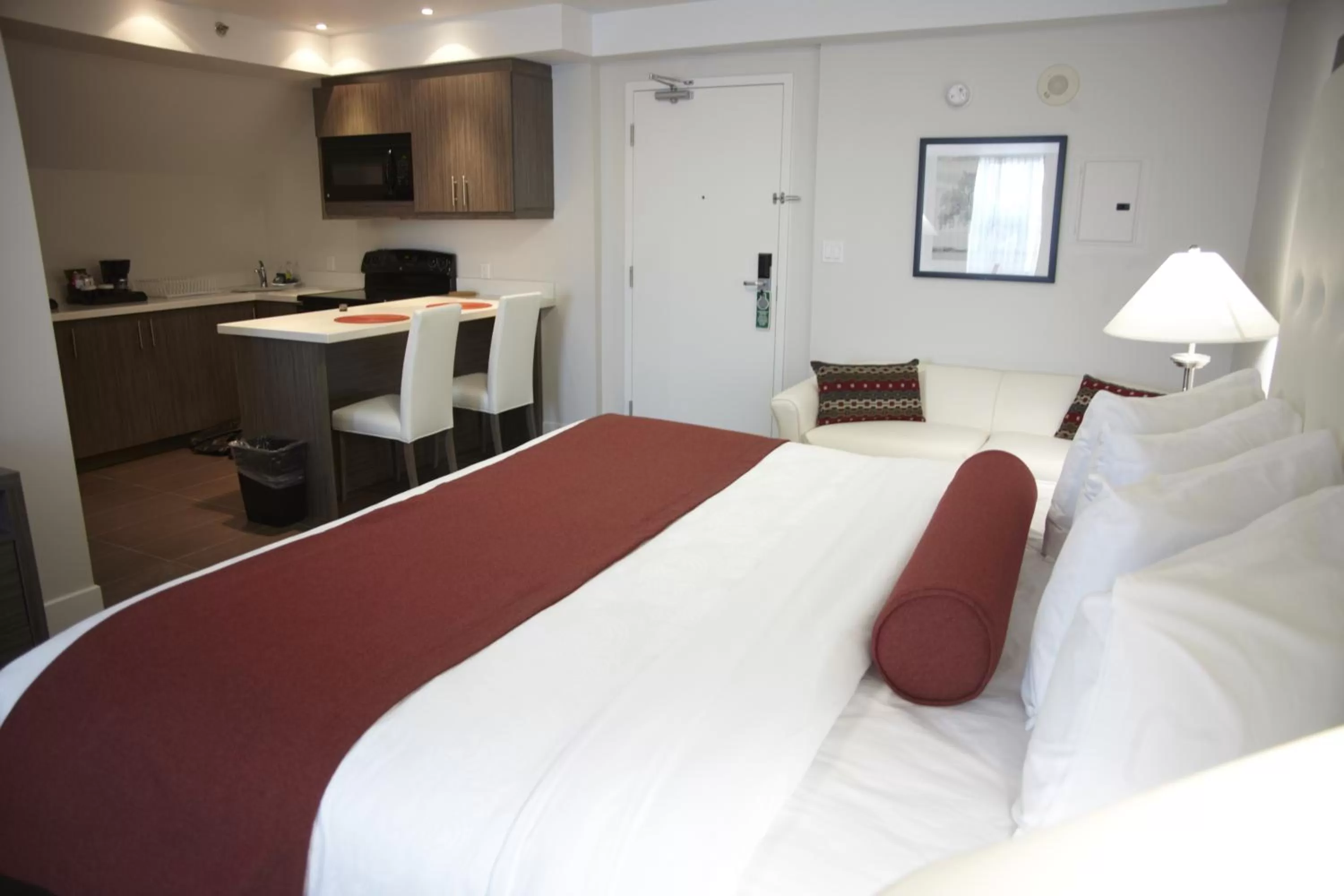 King Studio - single occupancy in Admiral Inn Mississauga