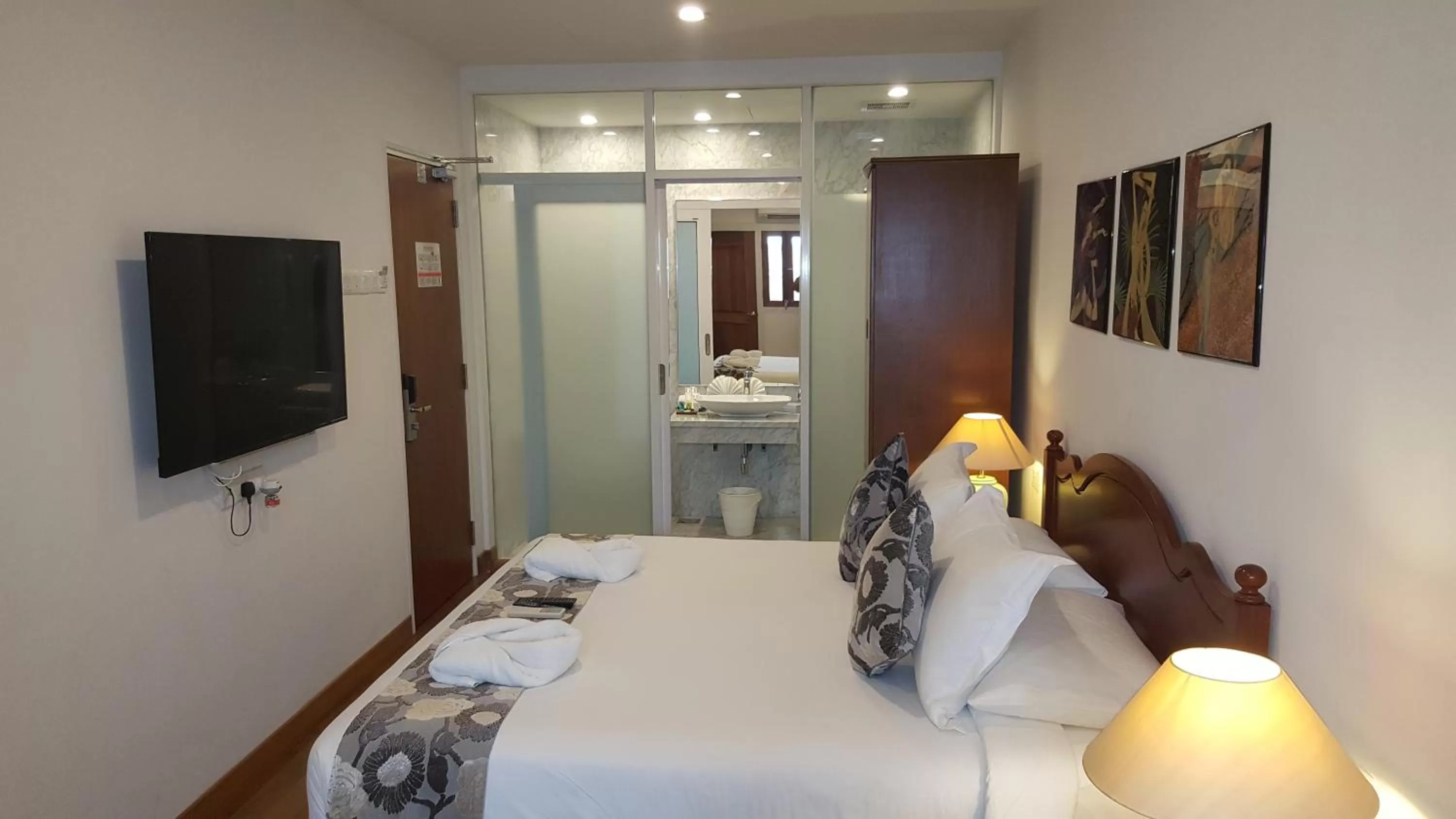 Deluxe Room in Heeren Straits Hotel