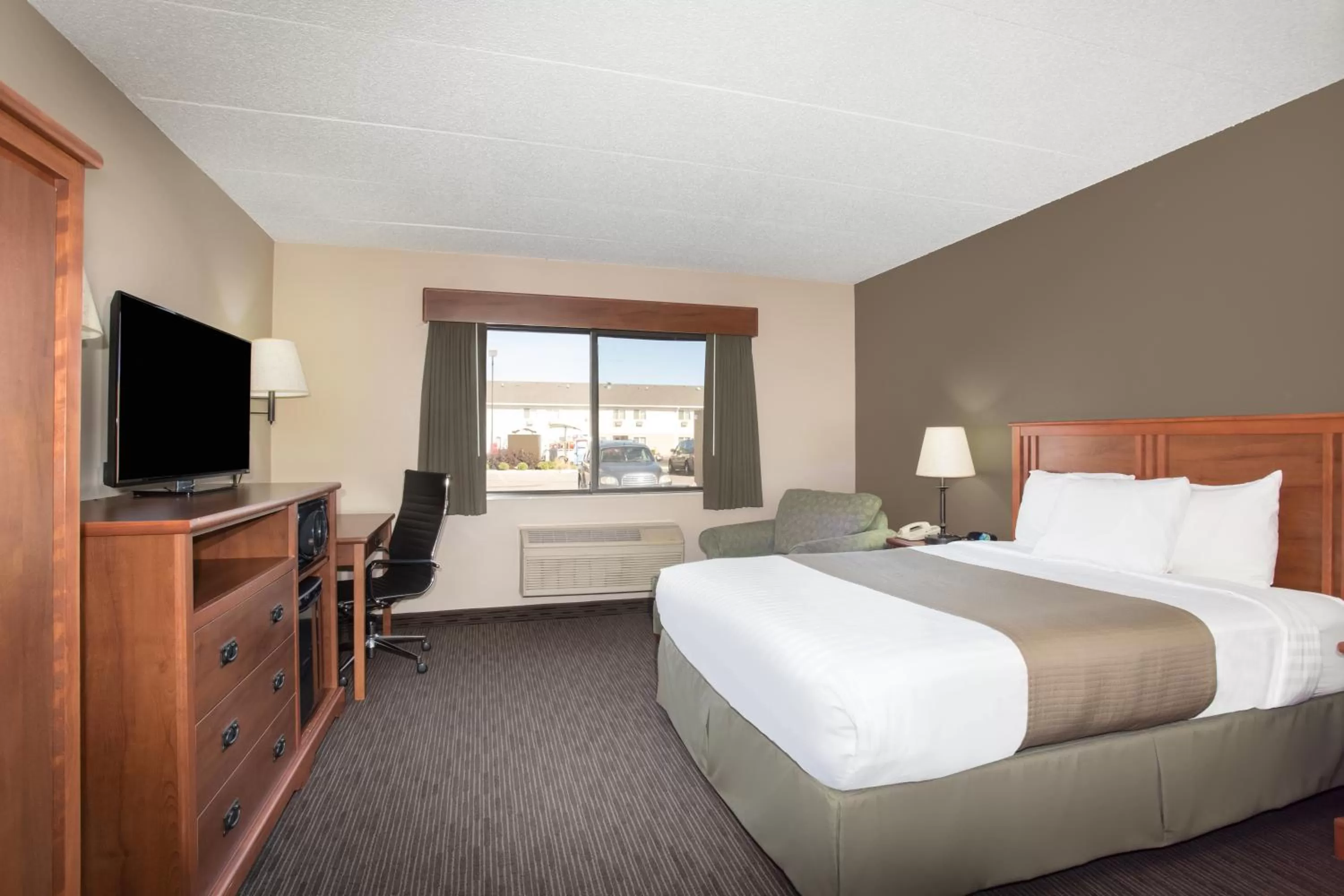 Queen Room - Mobility Access/Non-Smoking in AmericInn by Wyndham Sioux City