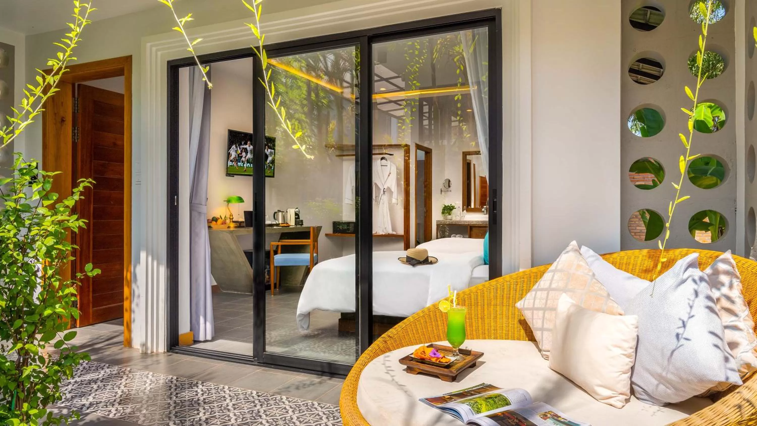 Cabana Suite Pool Access in Grand Venus La Residence