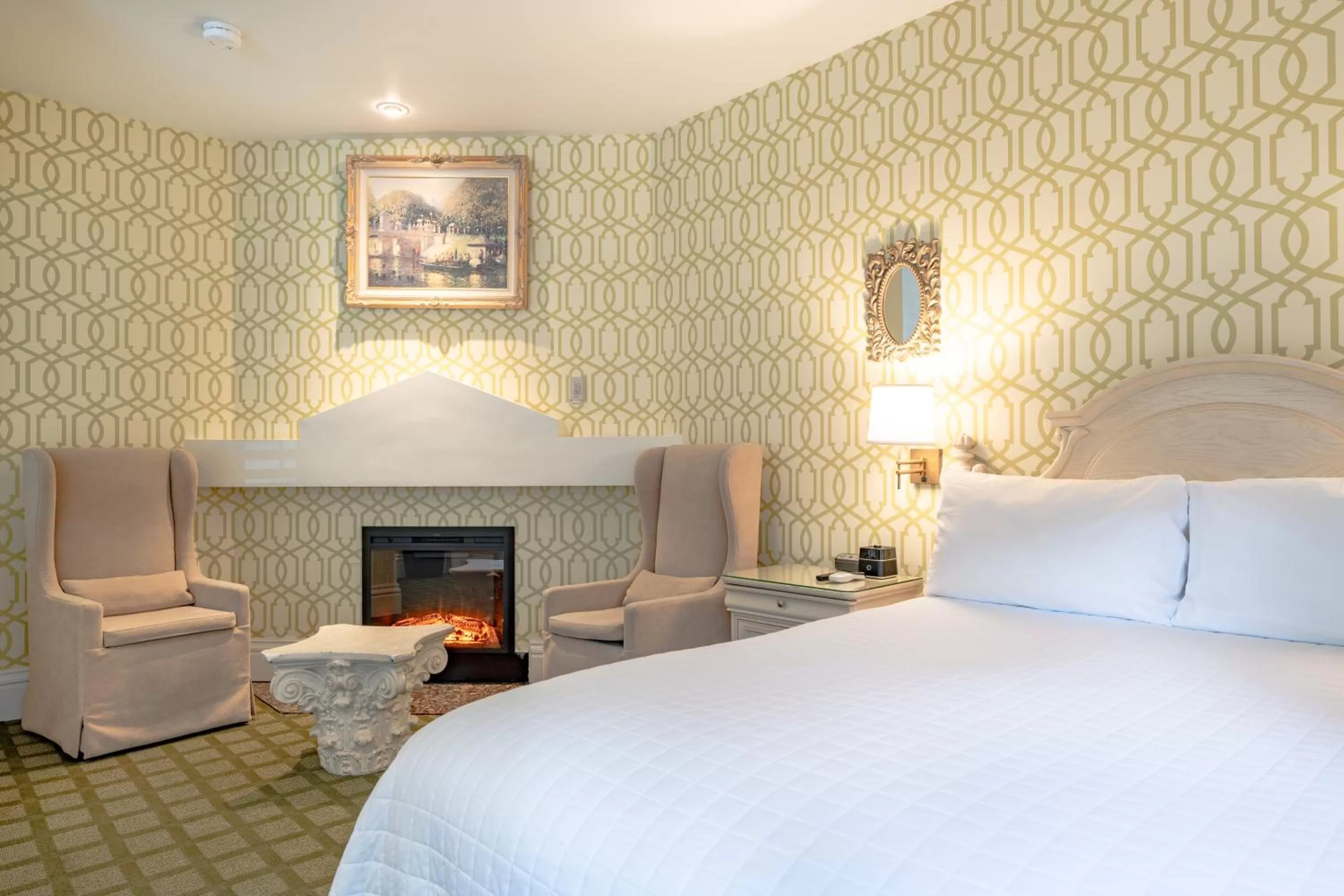 Queen Room with Fireplace and Roll-In Shower - Disability Access/Non-Smoking in The Bergson, BW Signature Collection