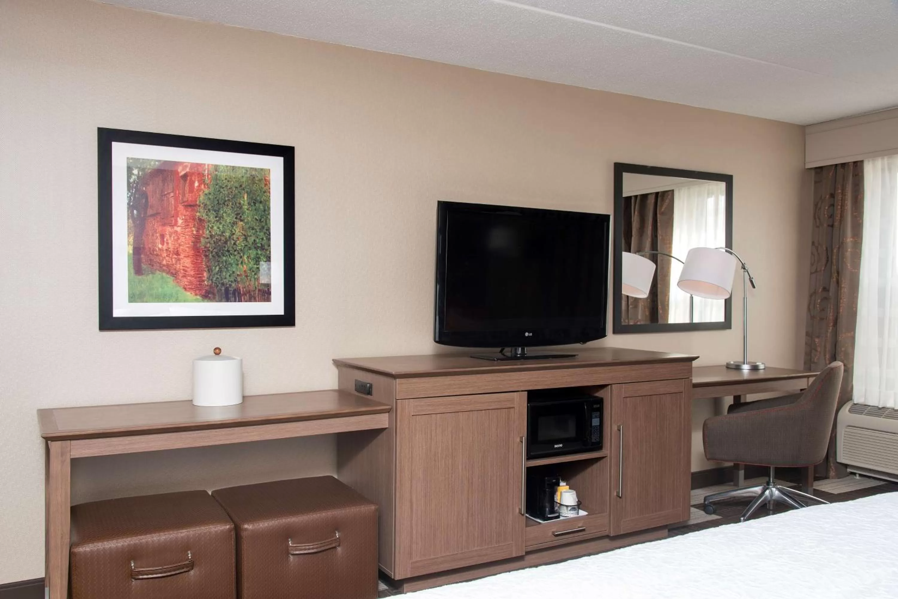 King Room with Sofa Bed - Hearing Accessible/Non-Smoking in Hampton Inn Seymour