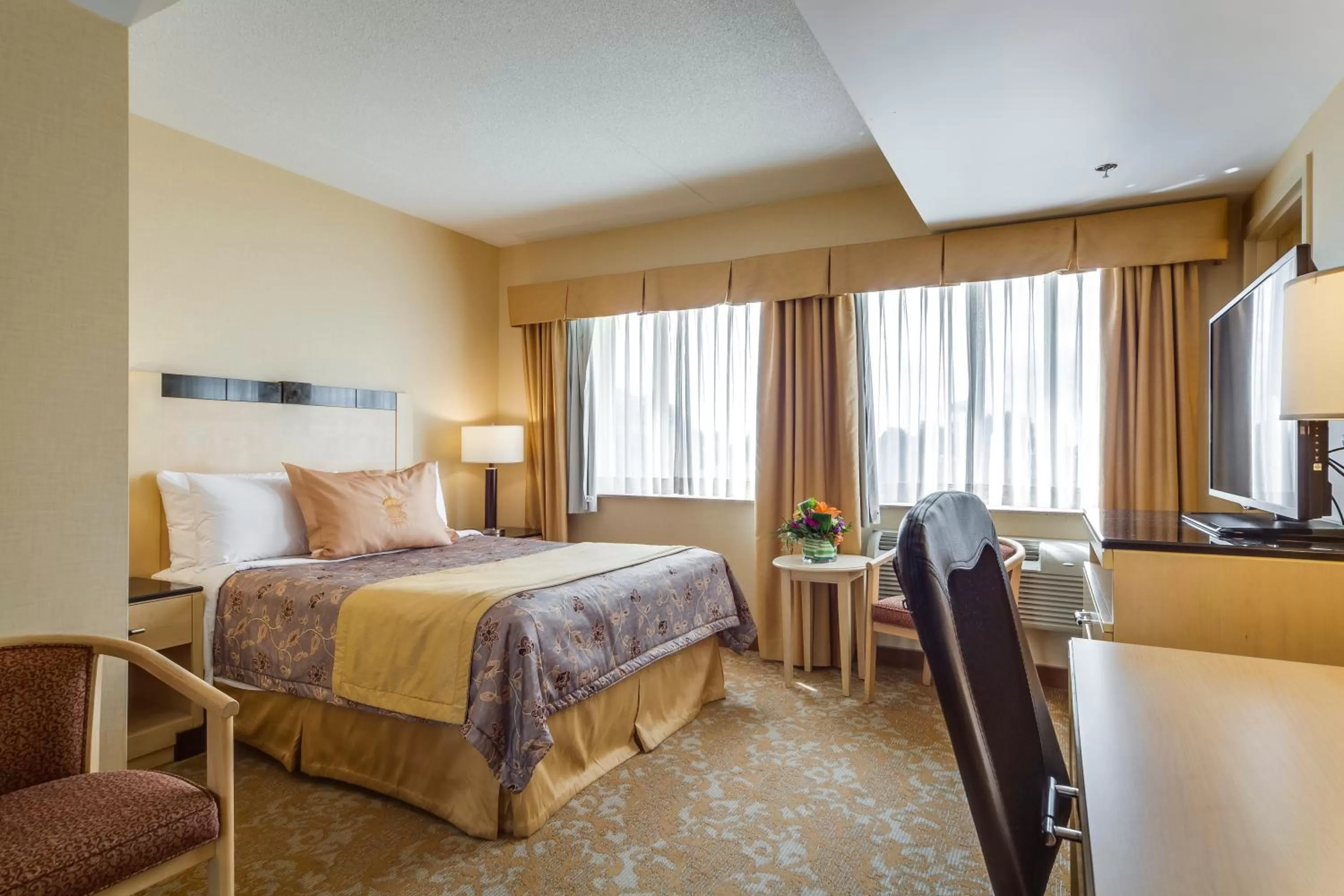Standard Room with 1 Queen Bed in Monte Carlo Inn & Suites Downtown Markham