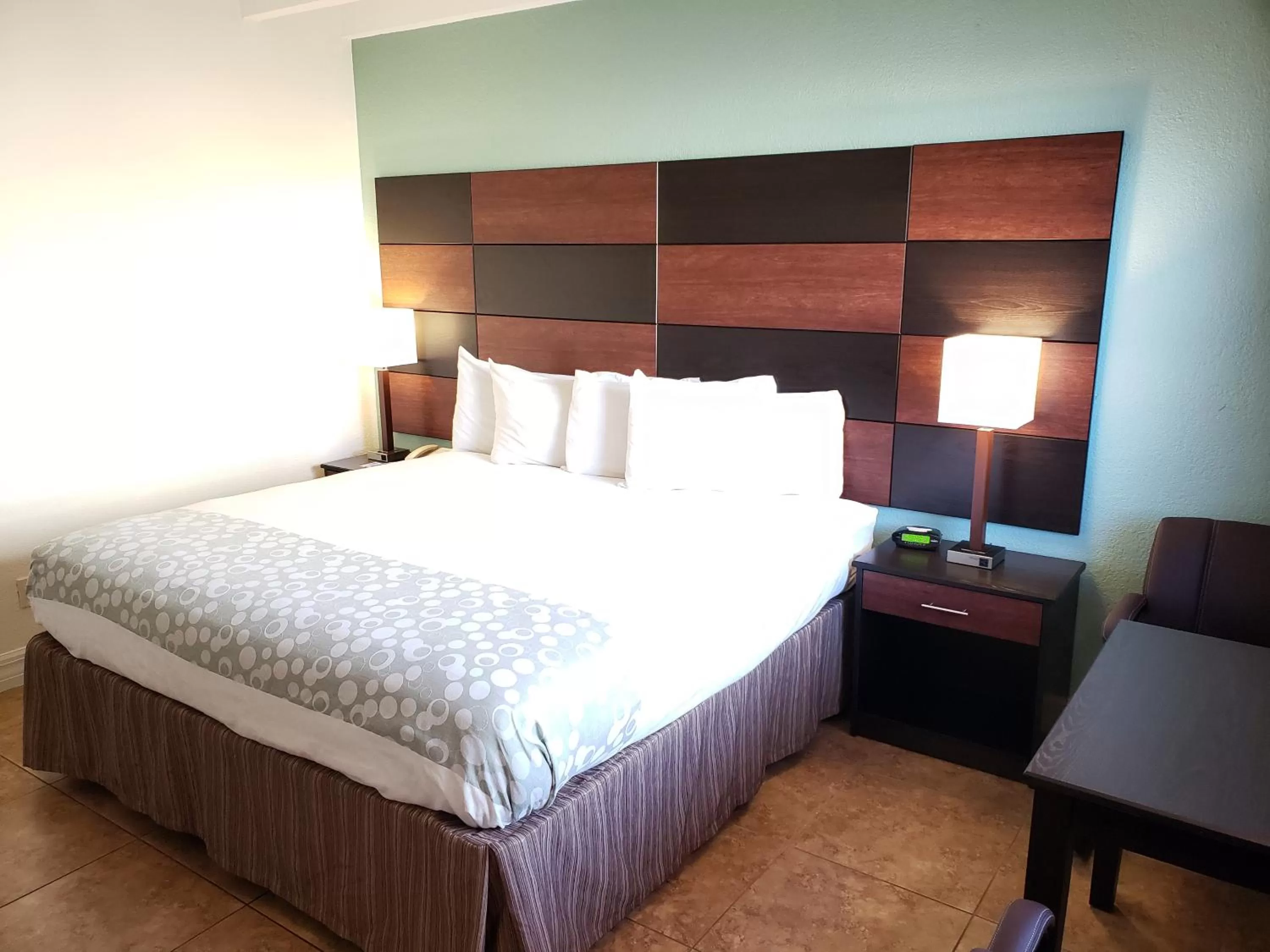 King Room - Non-Smoking in Oceanfront Inn and Suites - Ormond