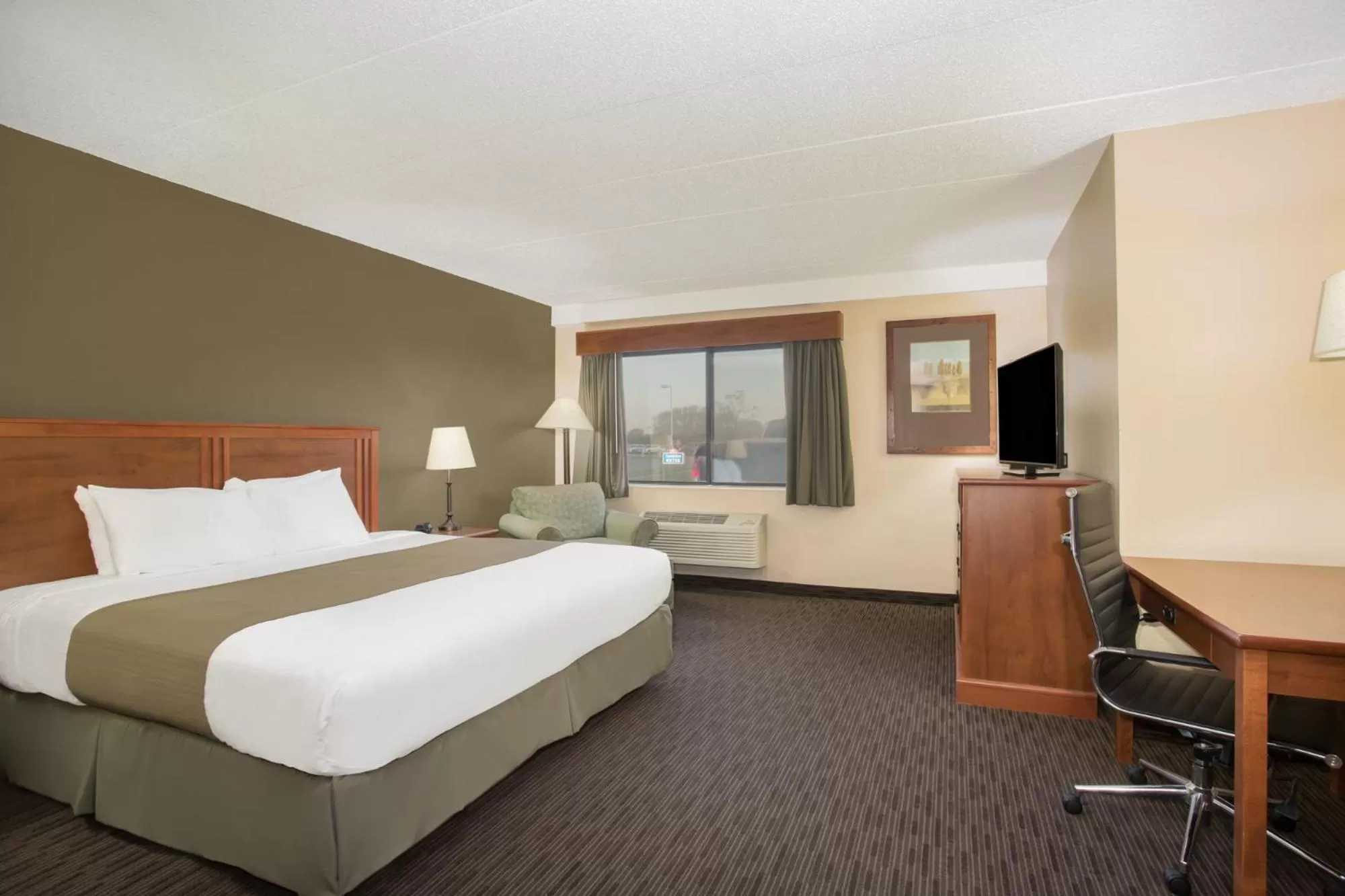 King Suite - Non-Smoking in AmericInn by Wyndham Sioux City