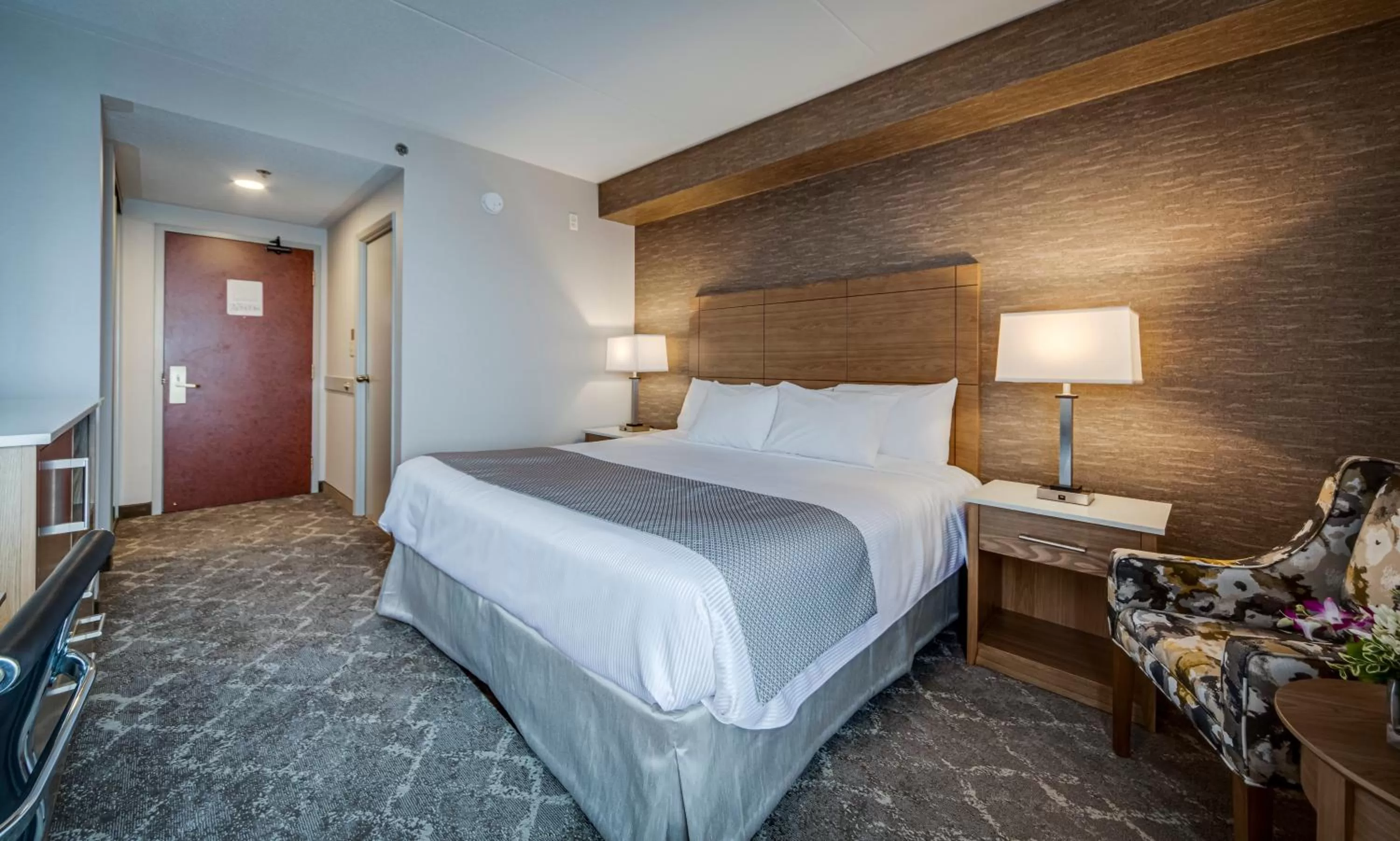 Standard room with 1 king bed in Monte Carlo Inn Vaughan Suites