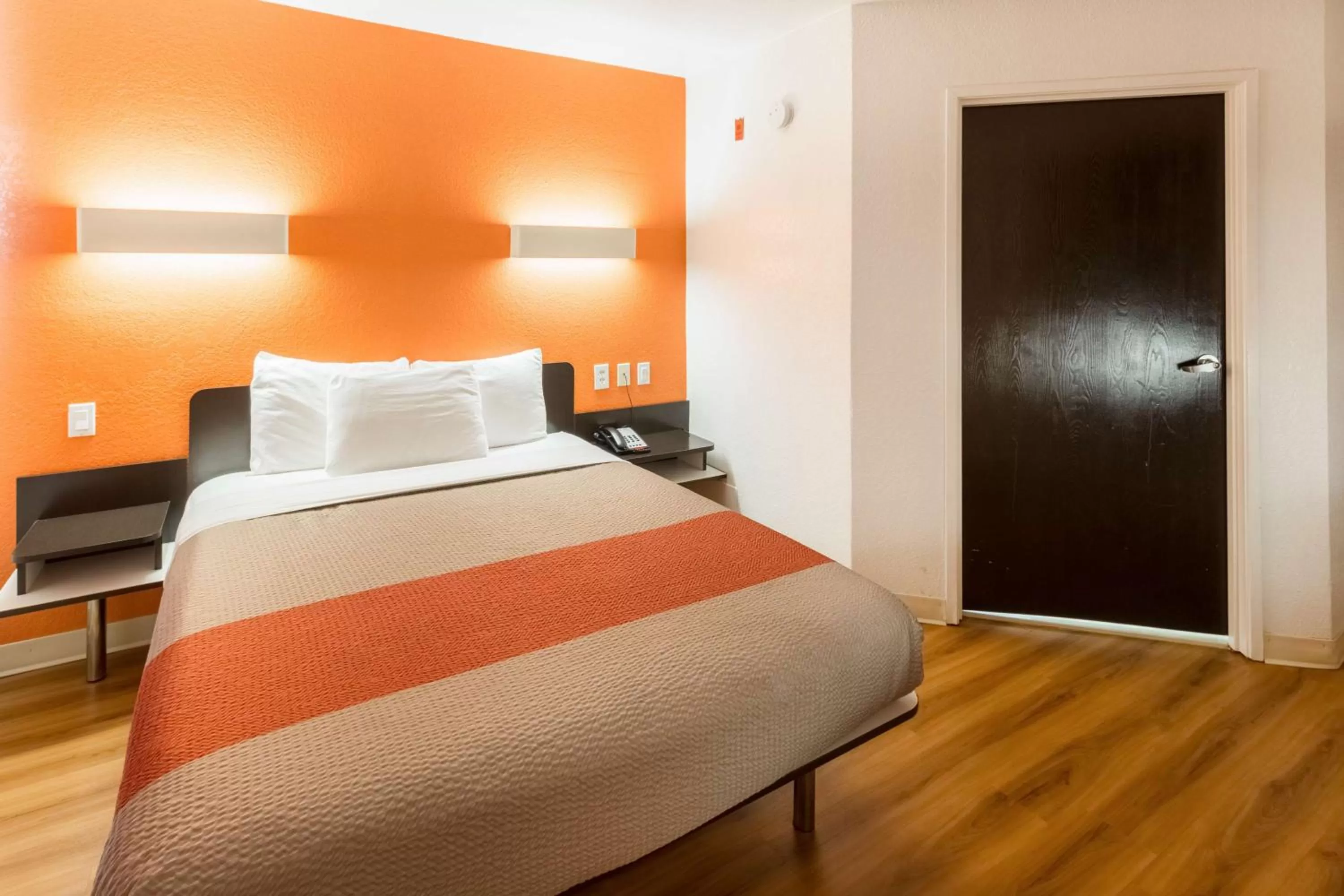 King Room - single occupancy - Disability Access - Non-Smoking in Motel 6-Irving, TX - DFW Airport North