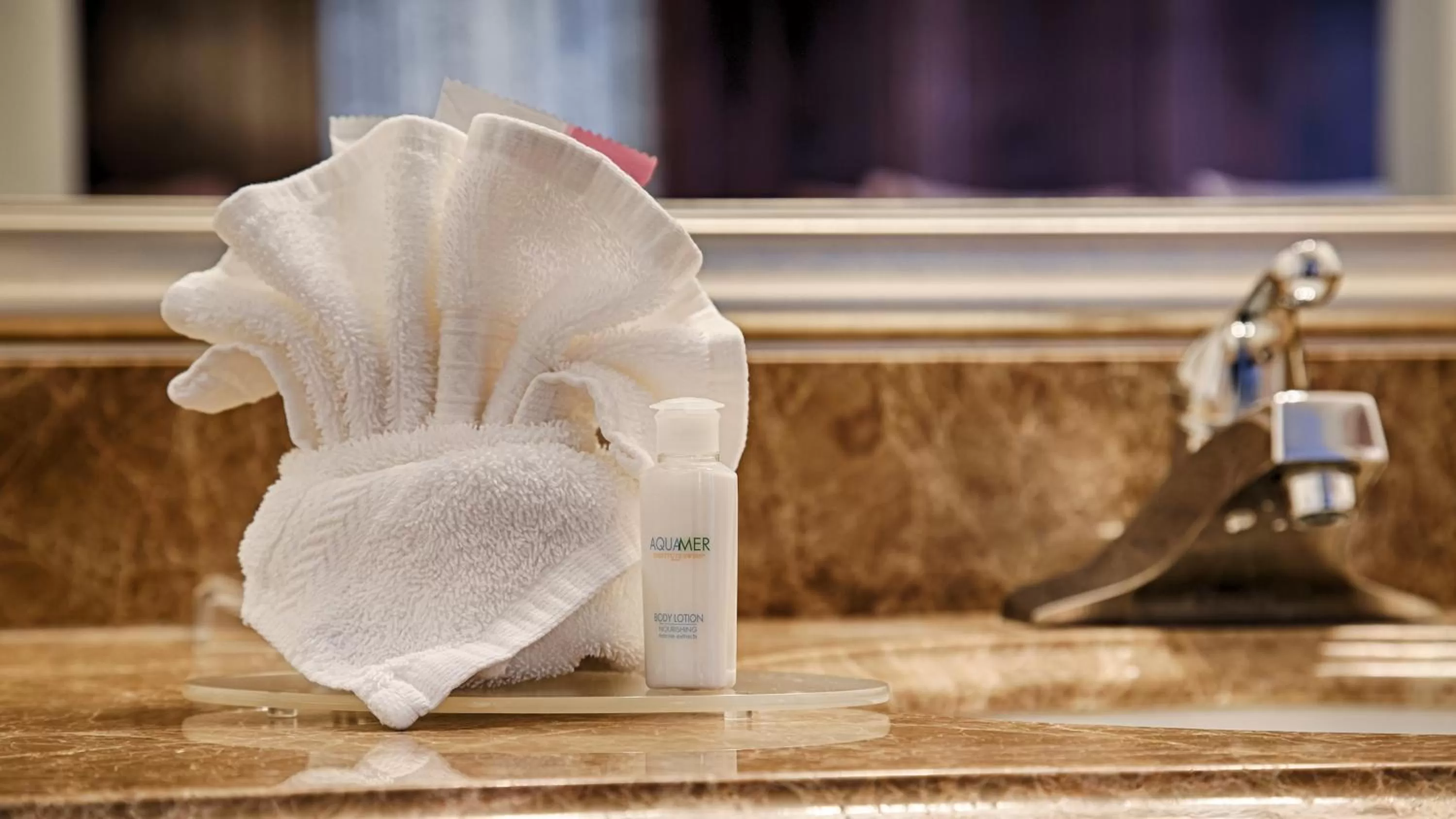 King Suite with Sofa Bed and Balcony in Best Western Corvallis