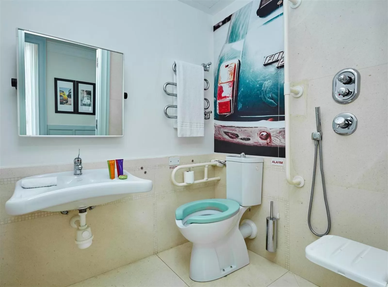 Standard One Queen Bed - Accessible in Hotel Indigo Rome - St. George by IHG