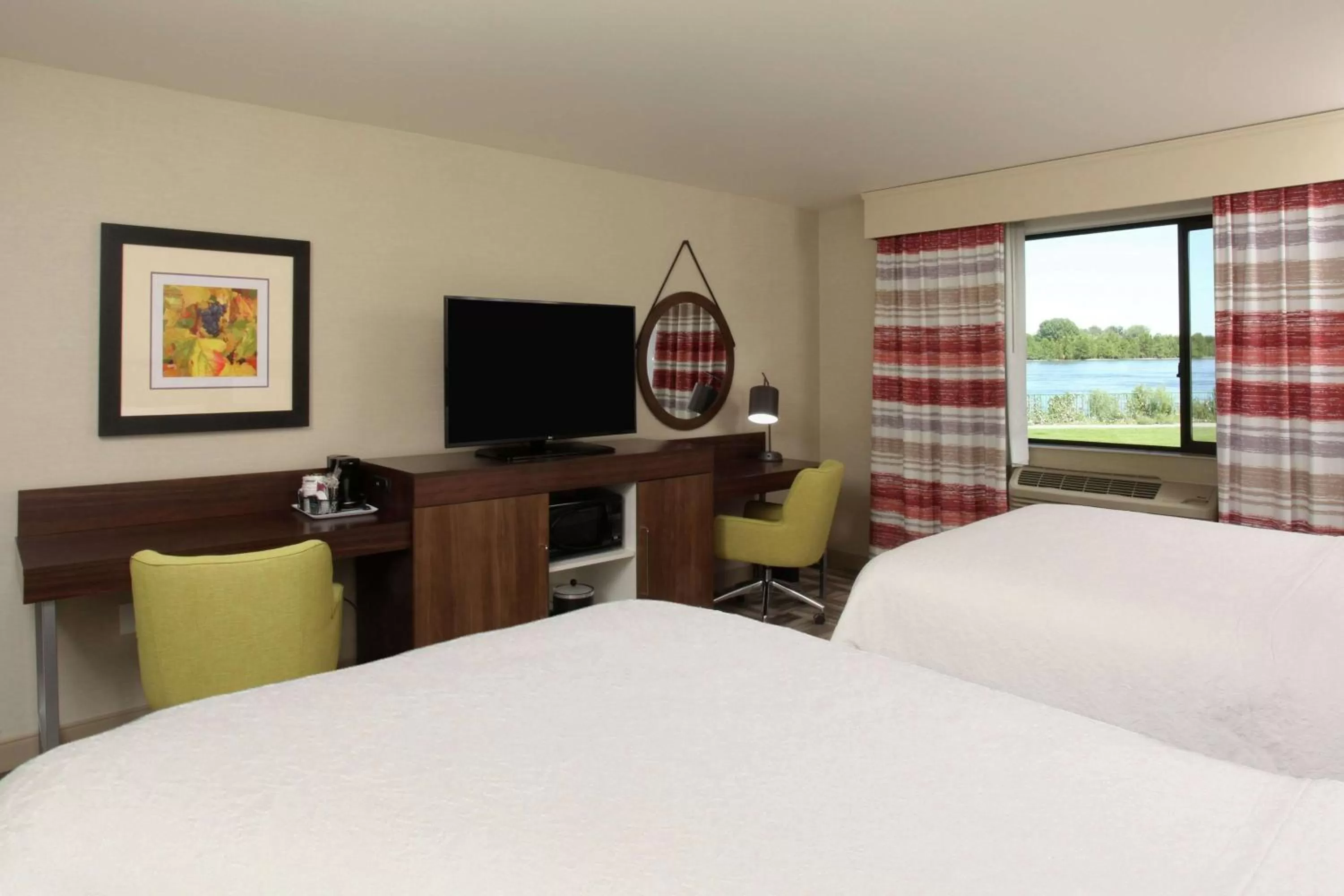 Non-Smoking Queen Room with River View in Hampton Inn Richland-Tri Cities