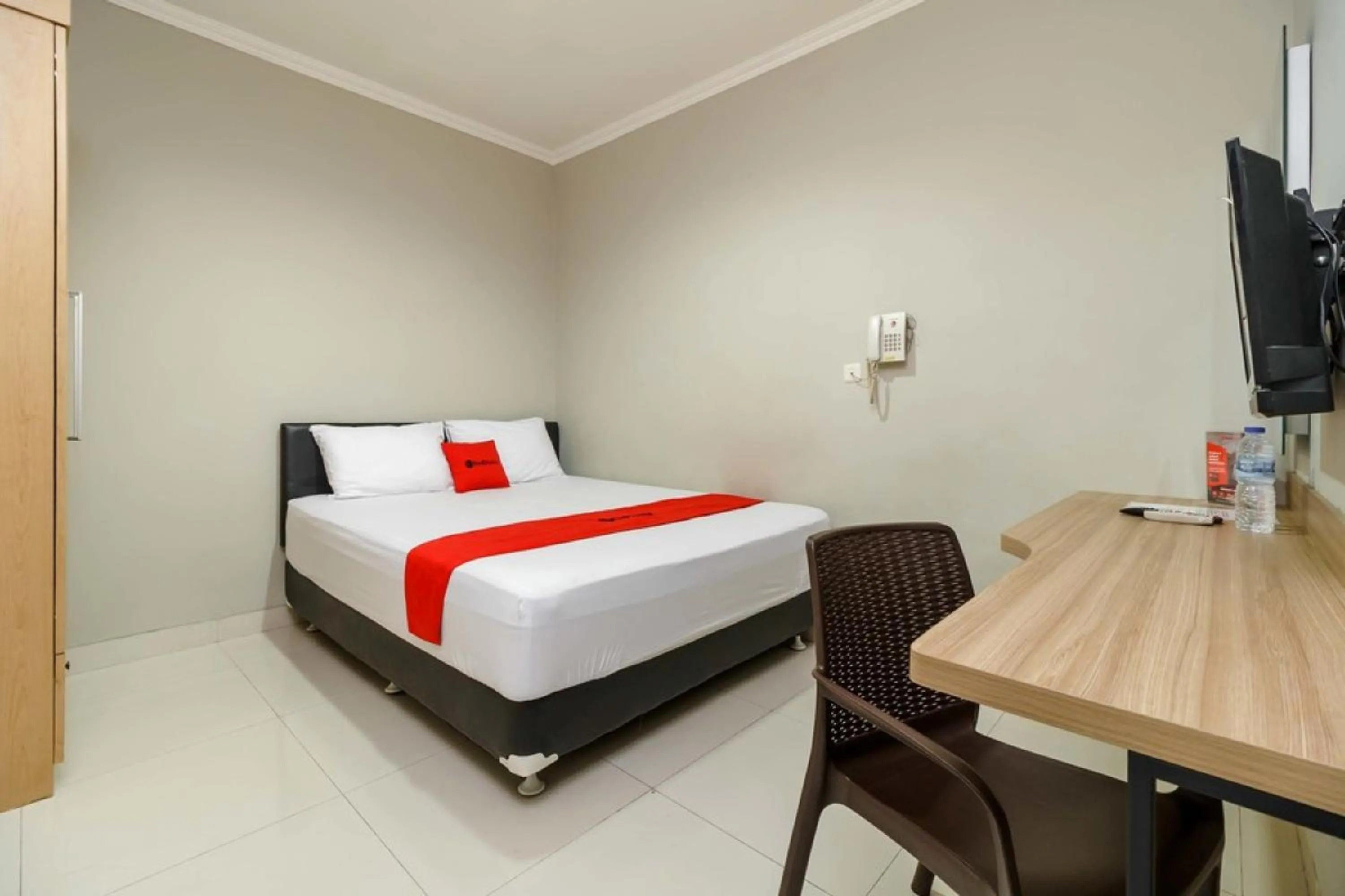 RedDoorz Double Room in RedDoorz @ Mangga Besar 2