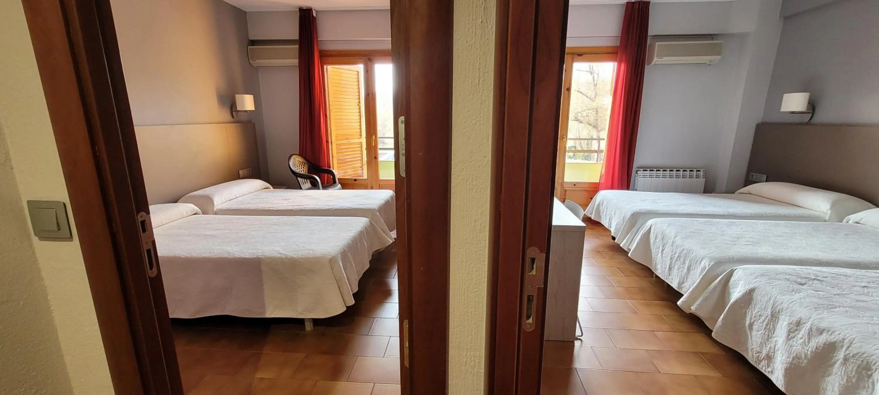 Family Room with Terrace (4-5 Adults) in Hotel Meson de LAinsa