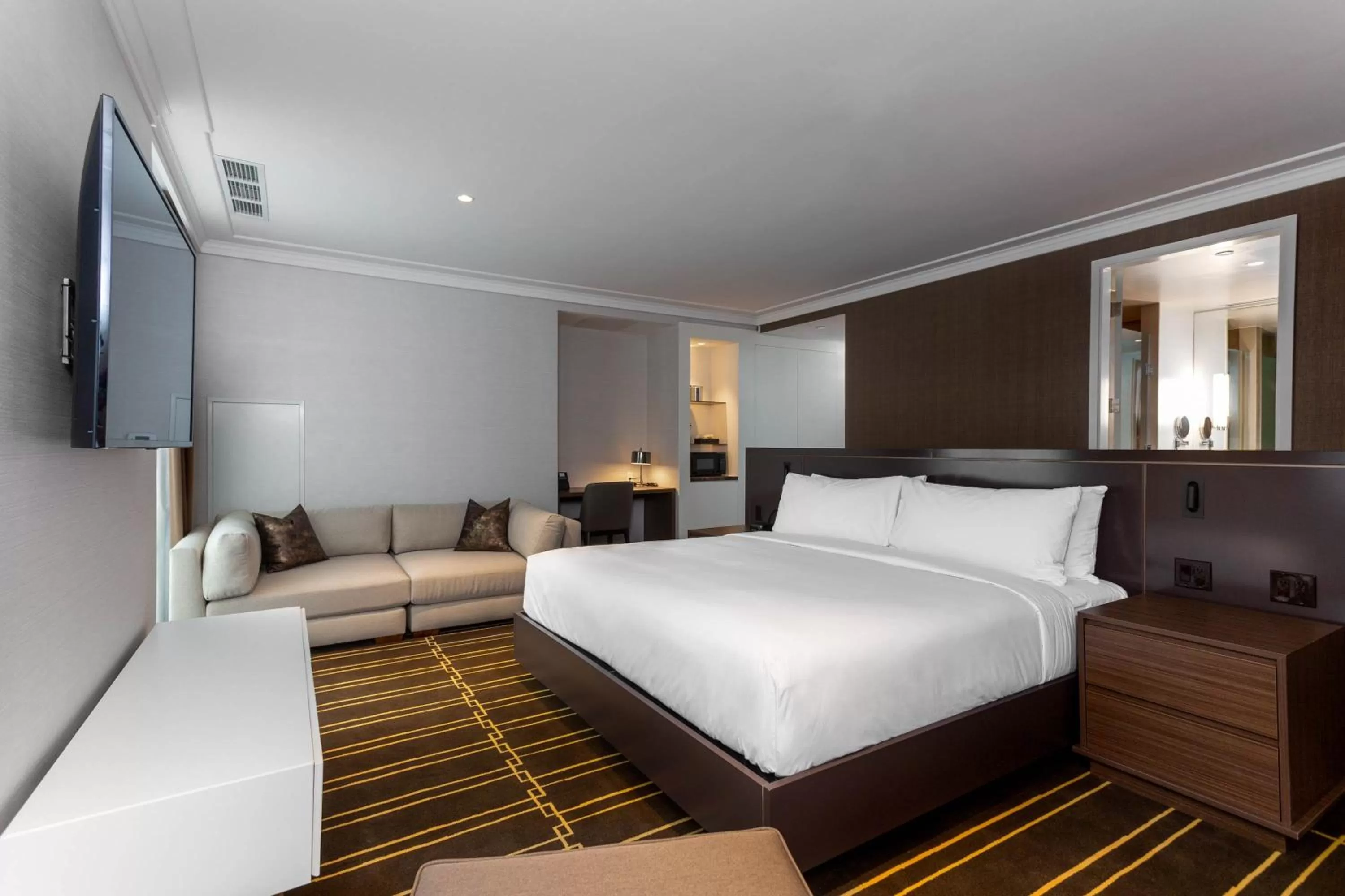 Deluxe Room - 1 King Bed in King Blue Hotel Toronto