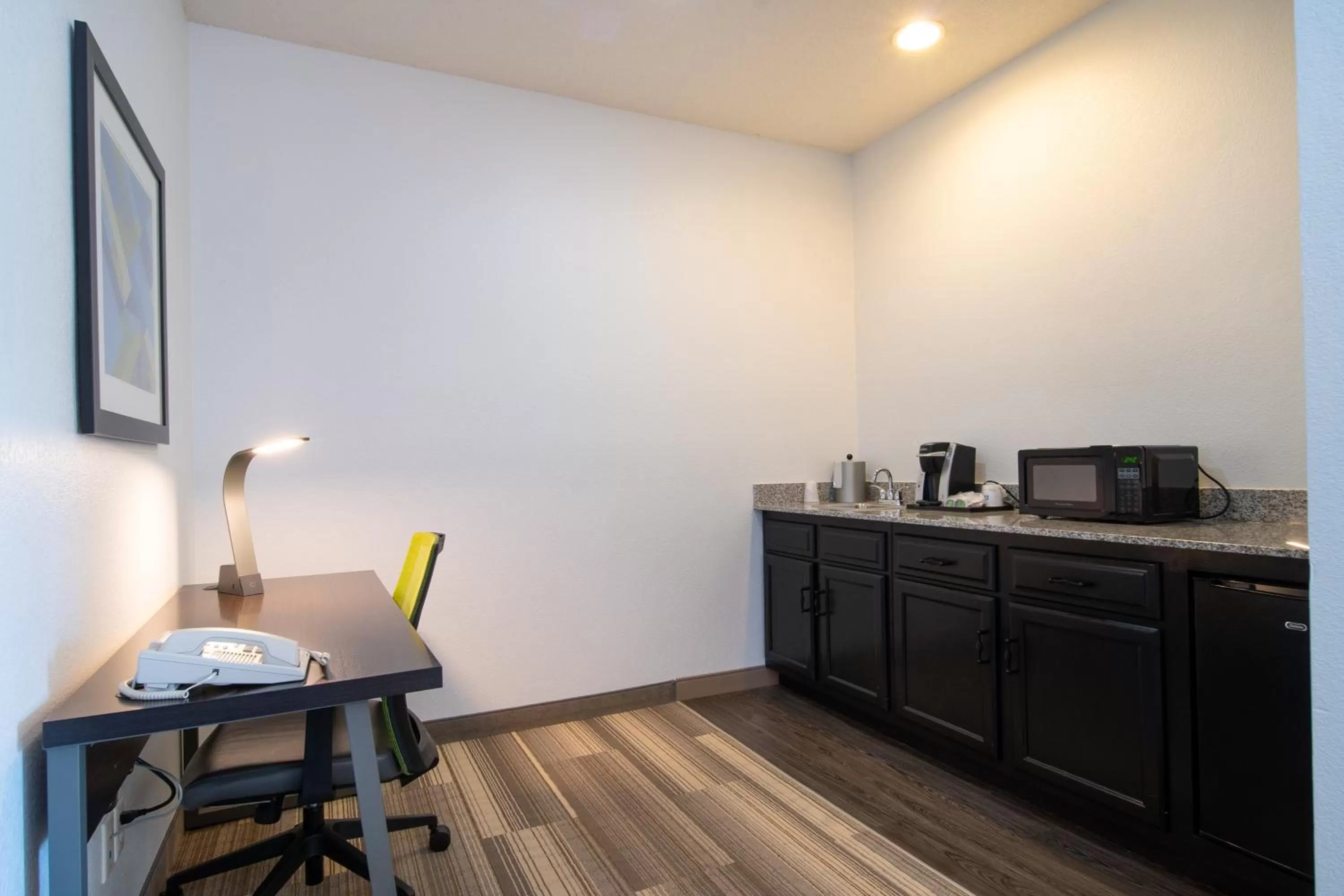 King Suite in Holiday Inn Express Hotel & Suites Bedford by IHG