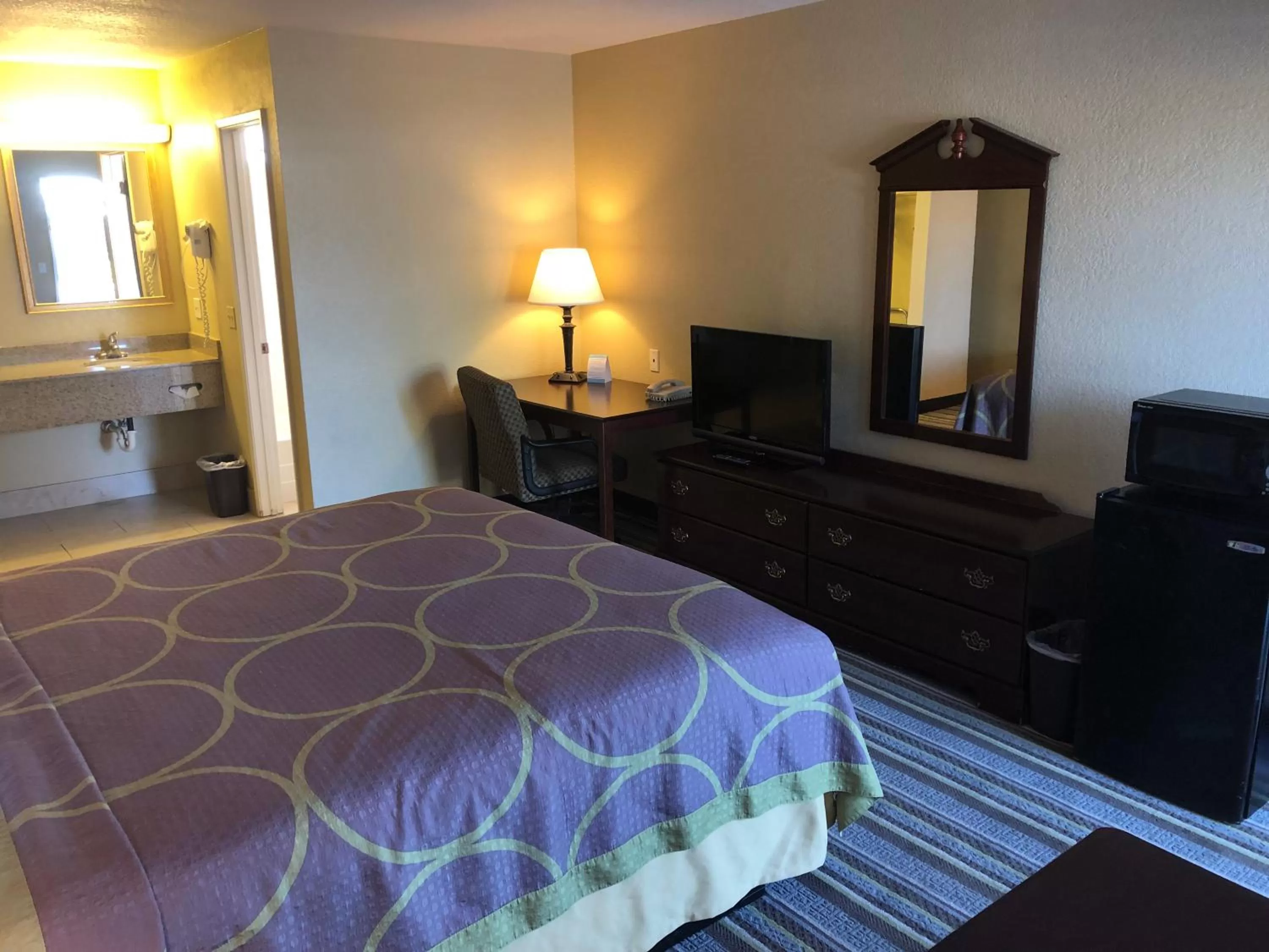 King Room - Non-Smoking in Super 8 by Wyndham Corning