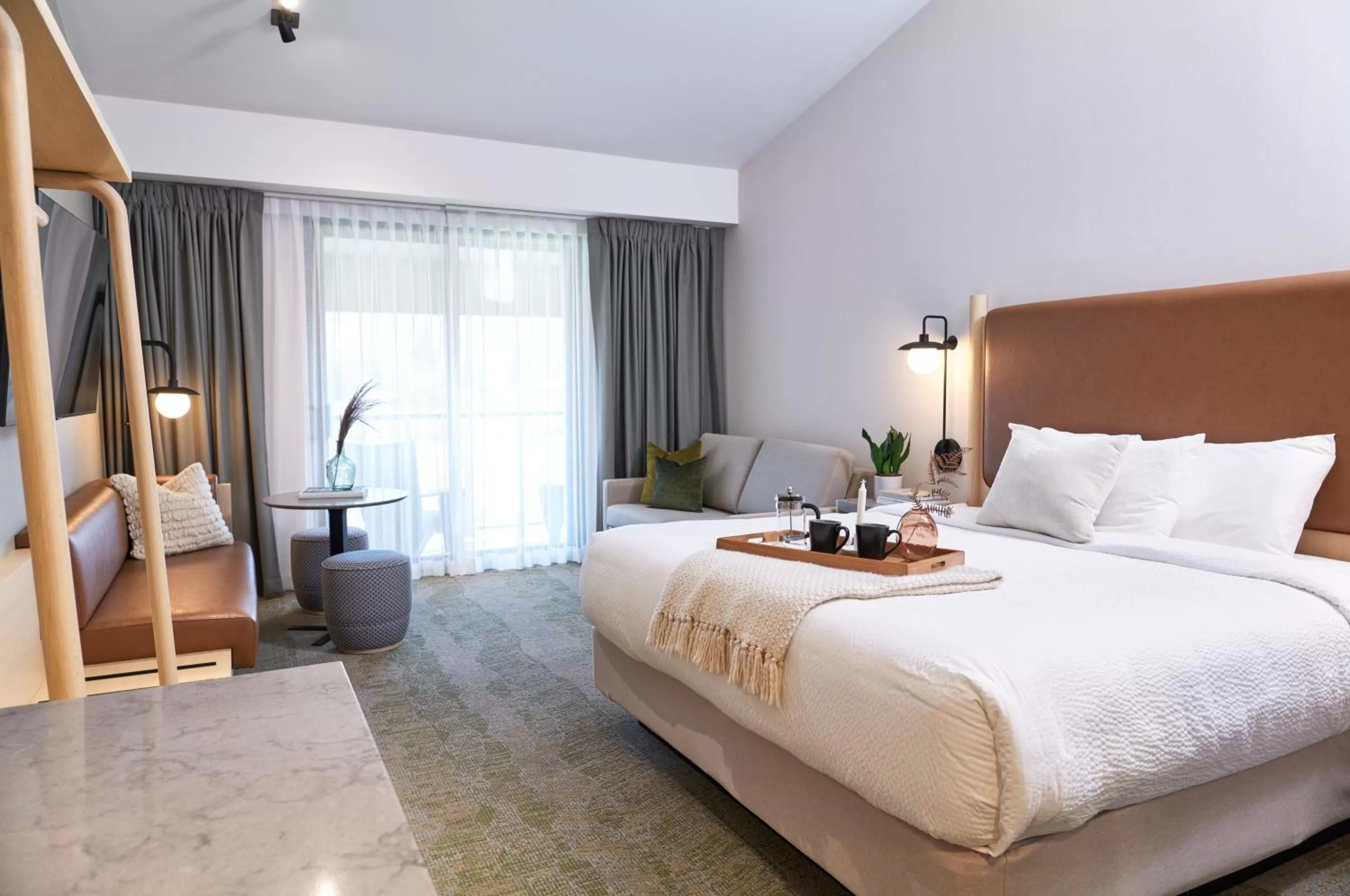 Alpine Kitchen Suite, 1 King in Forest Park Hotel