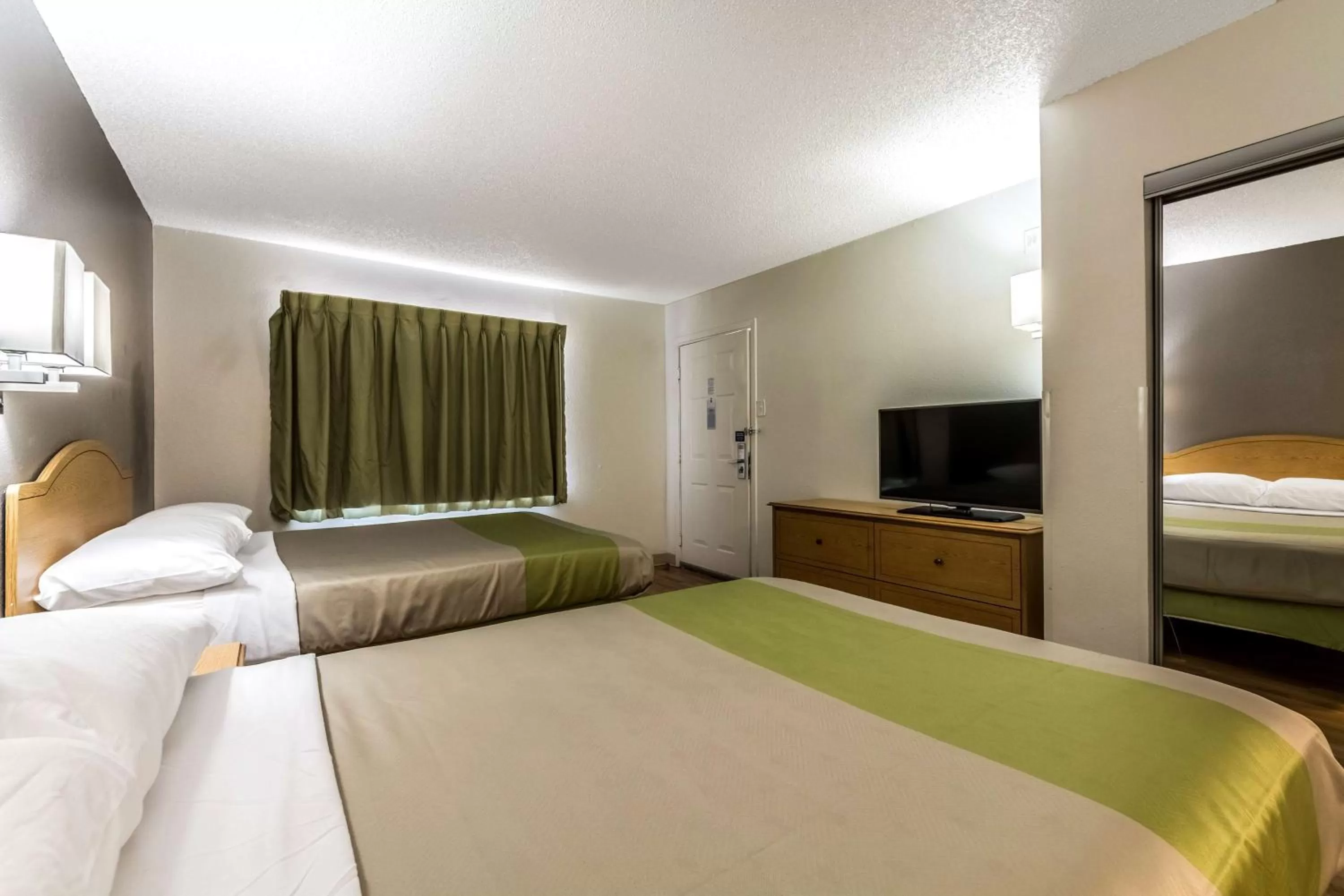 Quadruple Room - single occupancy - Disability Access - Roll in Shower in Studio 6-Dallas, TX - Northwest