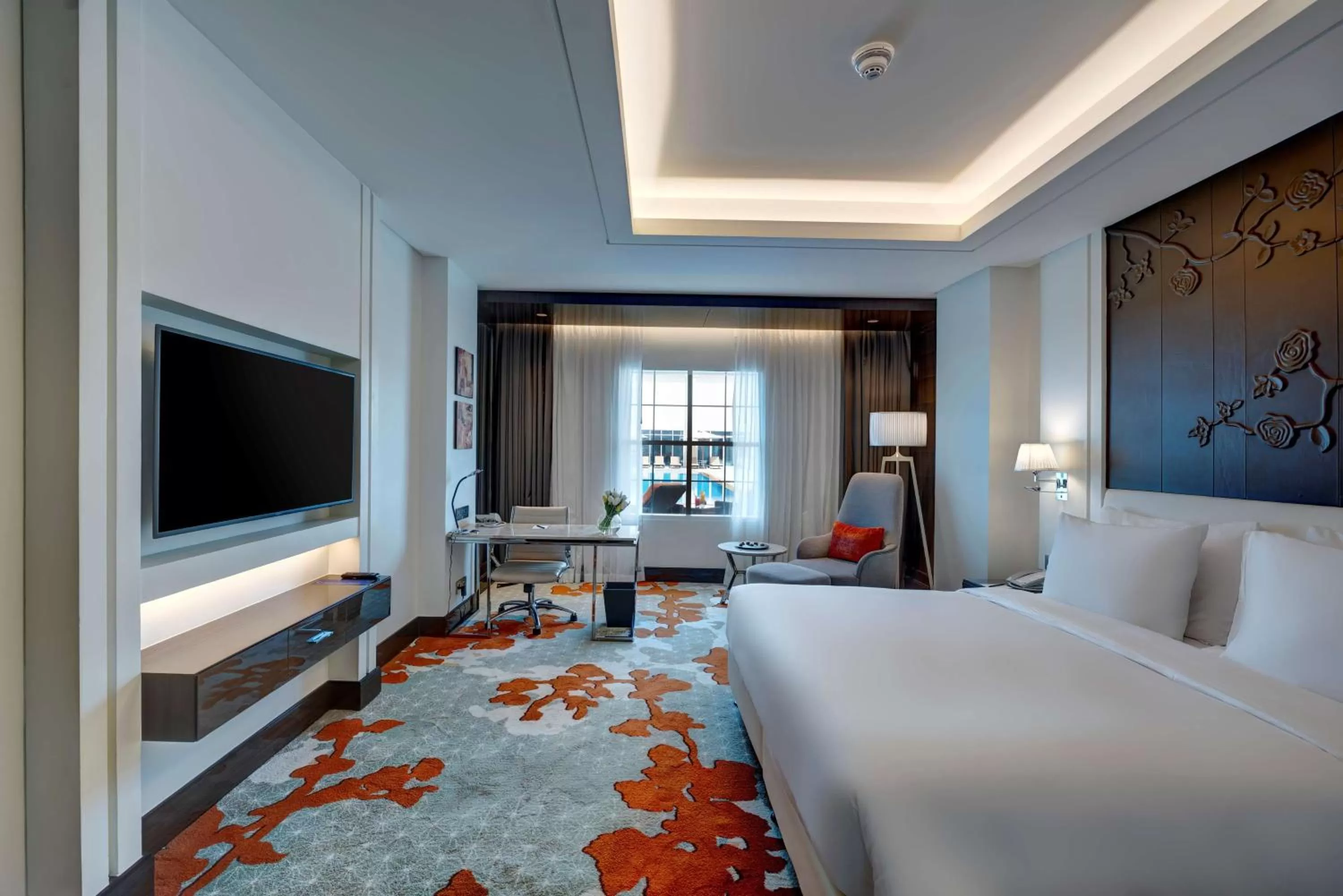 Executive Room with Lounge Access and Pool View in Radisson Blu Hotel, Ajman