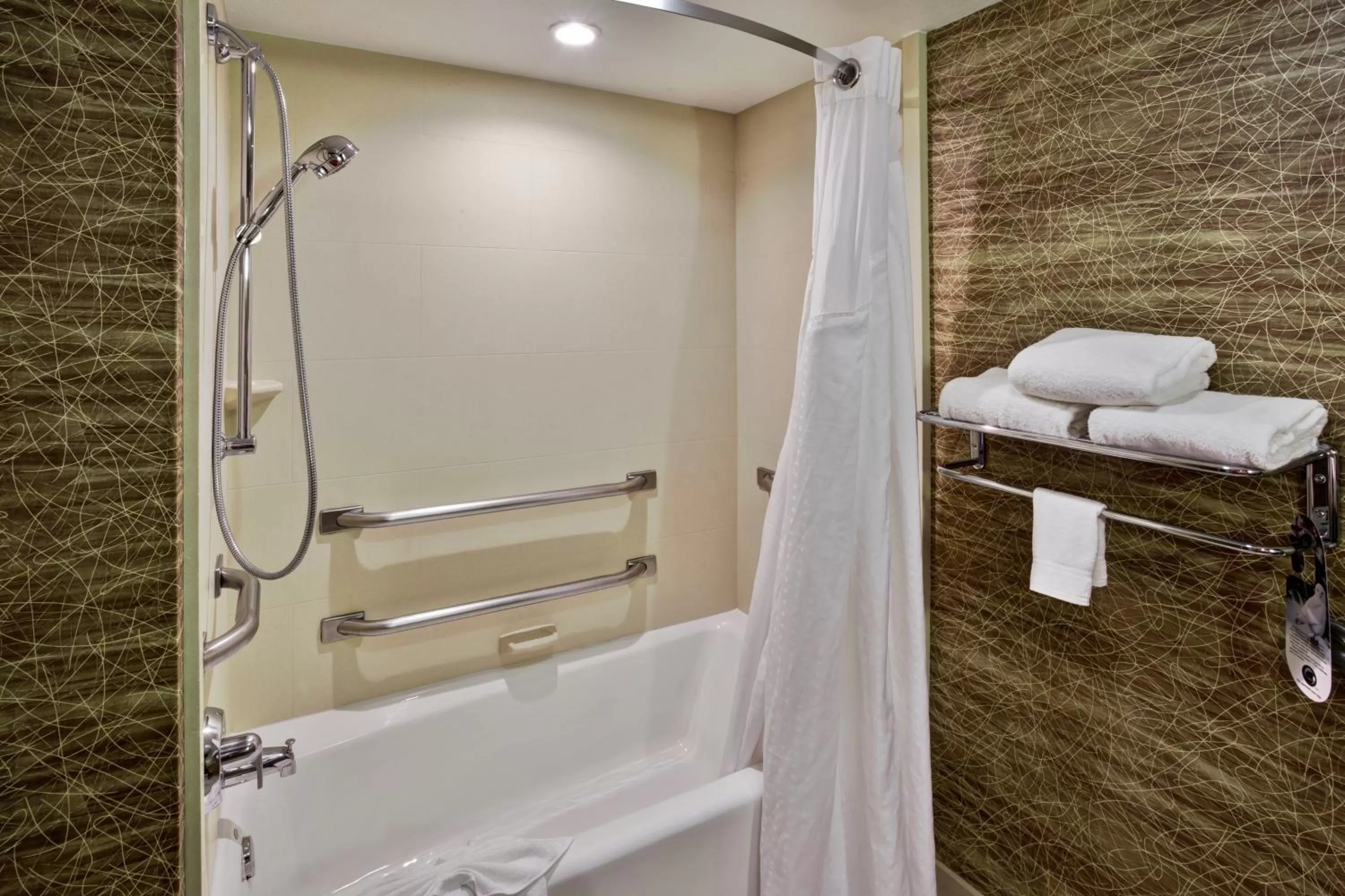Twin Room - Mobility Access with Bath Tub in Holiday Inn Hotel & Suites Chicago Northwest - Elgin by IHG