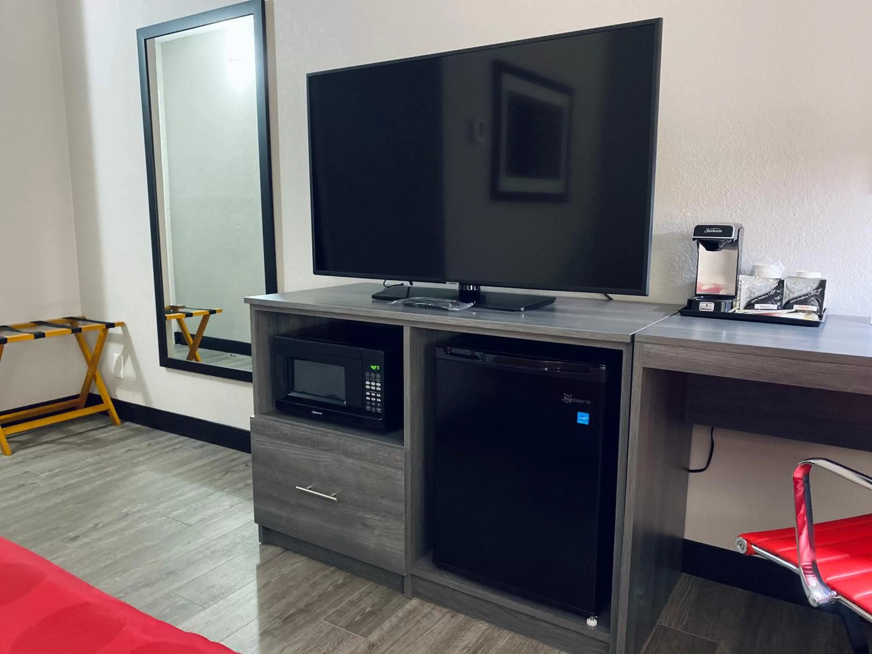 King Room - Mobility Access/Non-Smoking in Ramada by Wyndham Hartford North - Bradley Airport