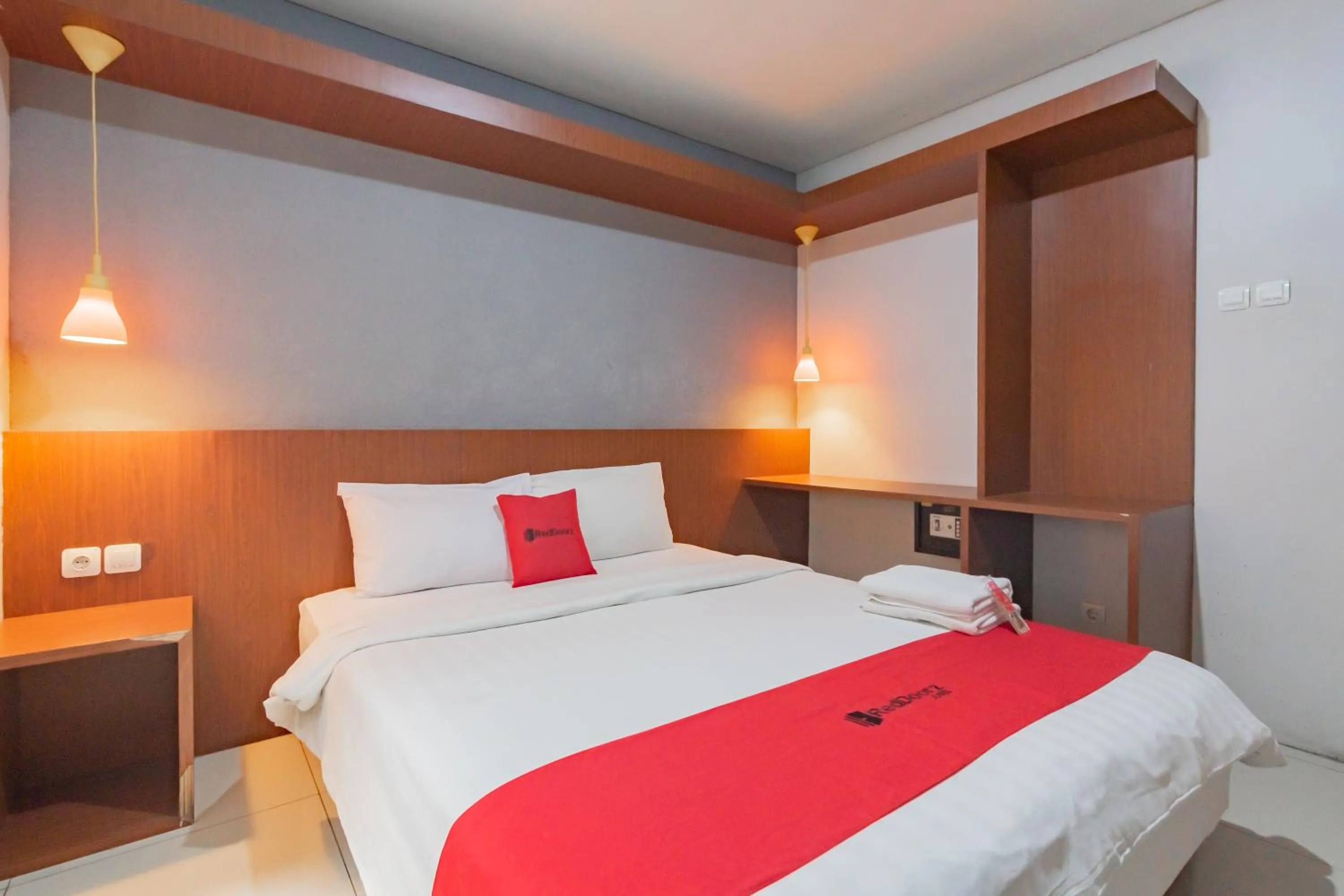 Deluxe Room in RedDoorz Plus @ Dago Pojok 3