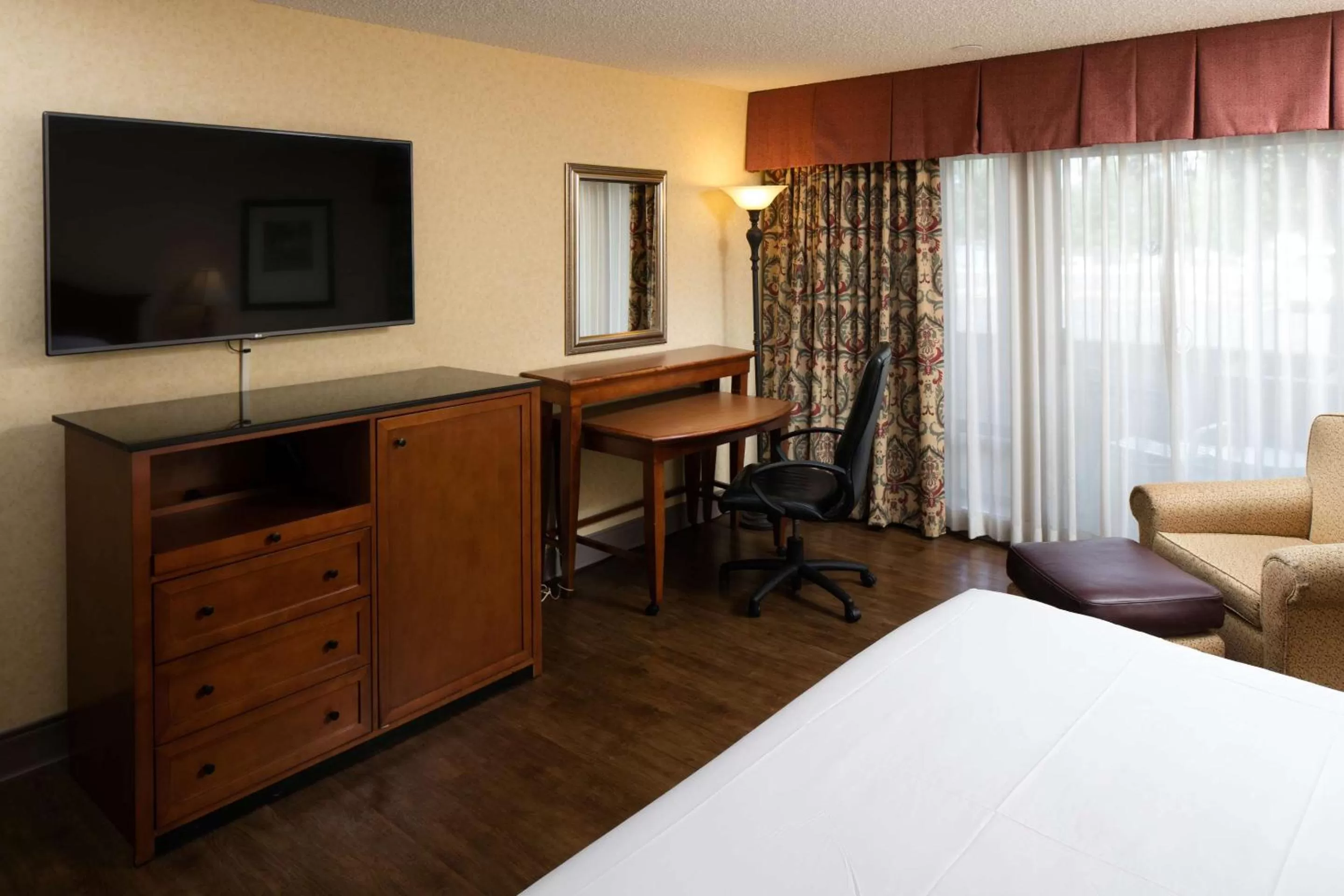 Queen Room with Pool View in Red Lion Hotel Redding