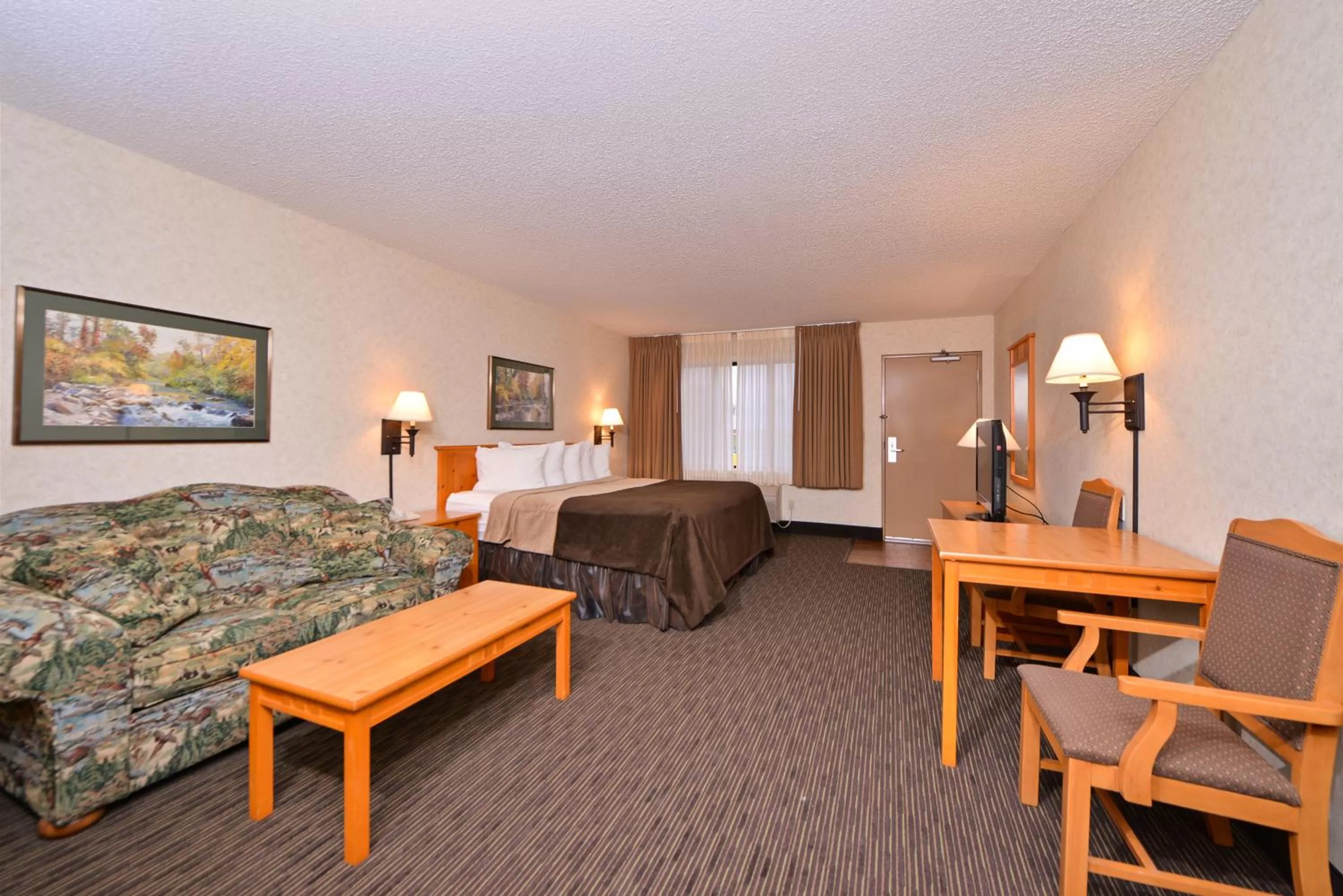 King Suite with Spa Bath in Kelly Inn and Suites Mitchell