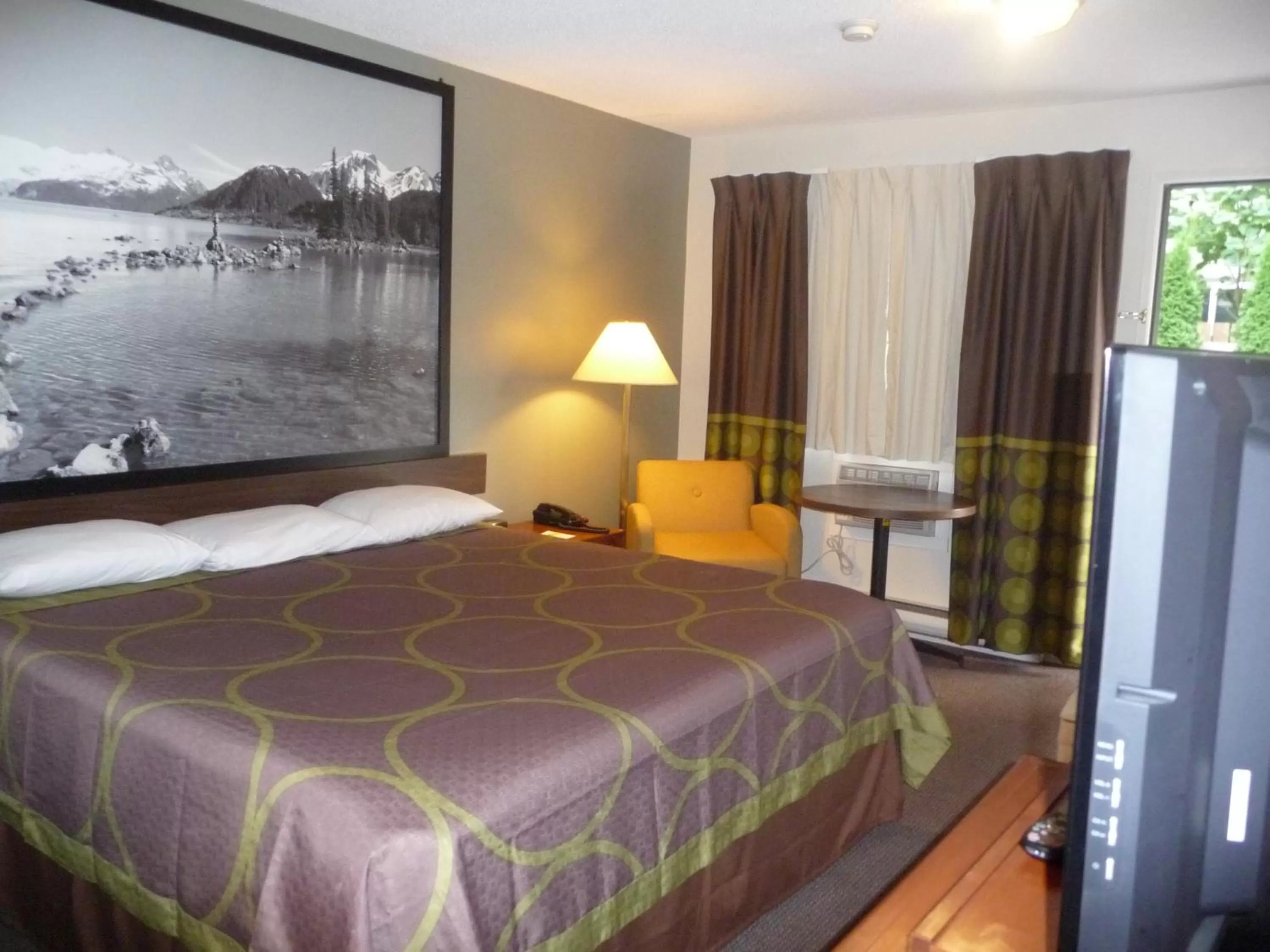 Queen Studio - Non-Smoking in Super 8 by Wyndham Kamloops East