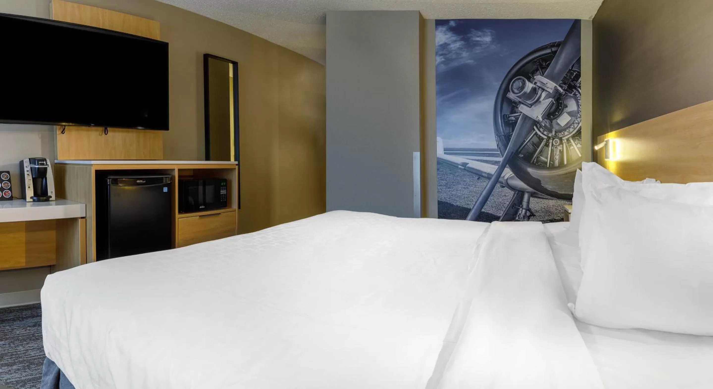 Standard King Room - Non Smoking in Clarion Pointe Quebec Airport