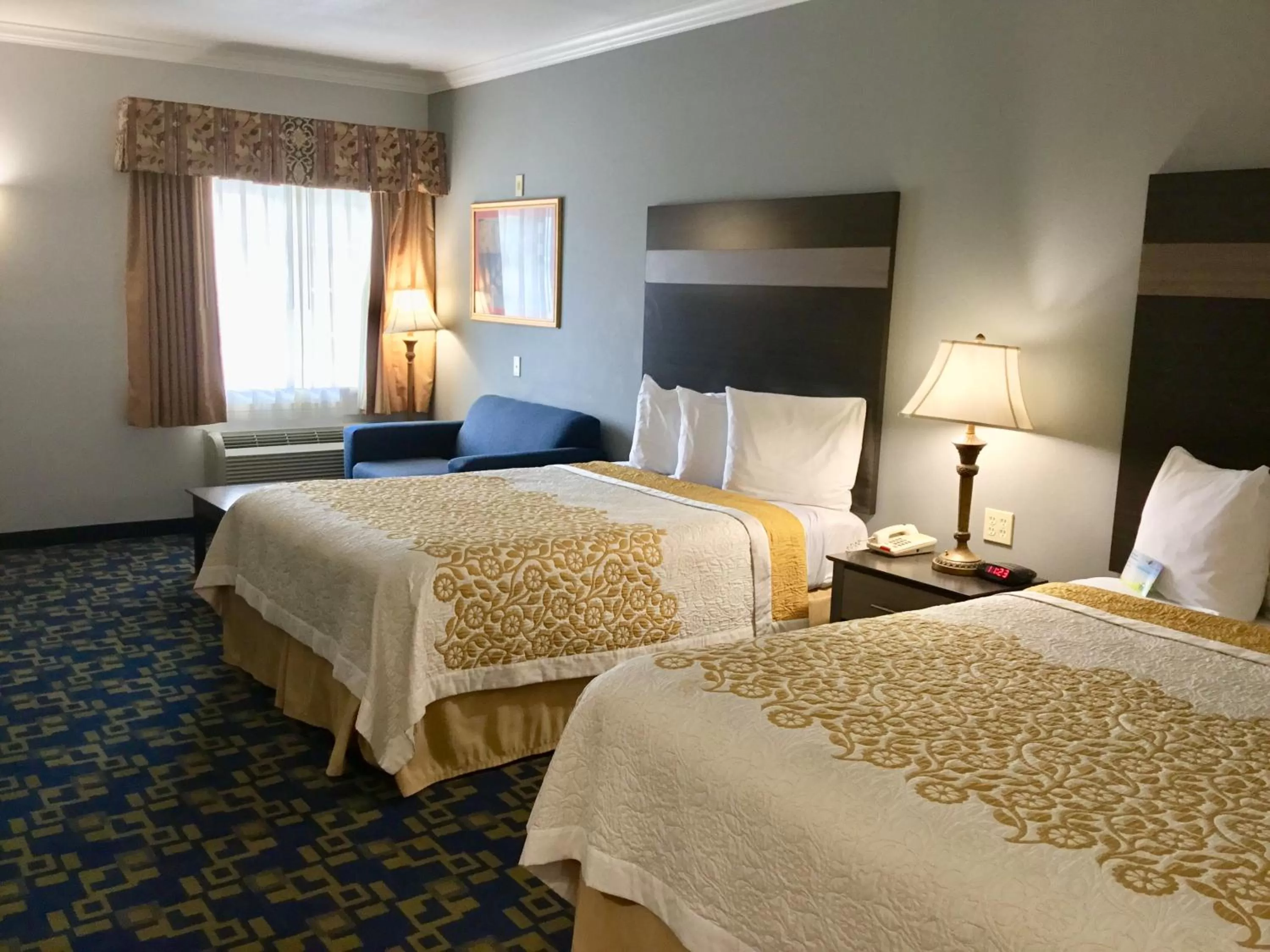 Queen Room with Two Queen Beds and Bath Tub - single occupancy - Mobility/Hearing Access - Non-Smoking in Days Inn by Wyndham Robstown