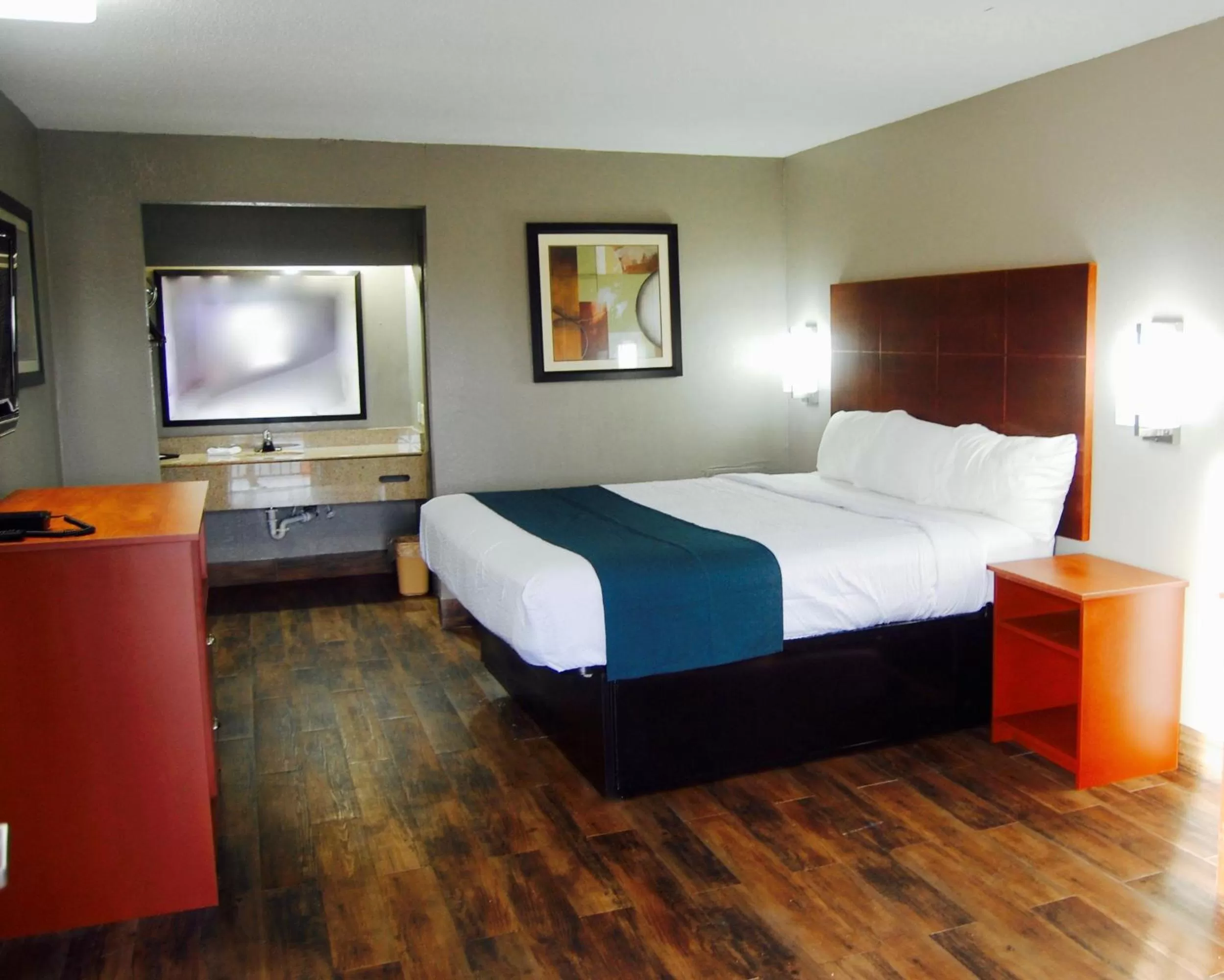 Deluxe King Room - single occupancy - Smoking in Motel 6-Tupelo, MS - Downtown