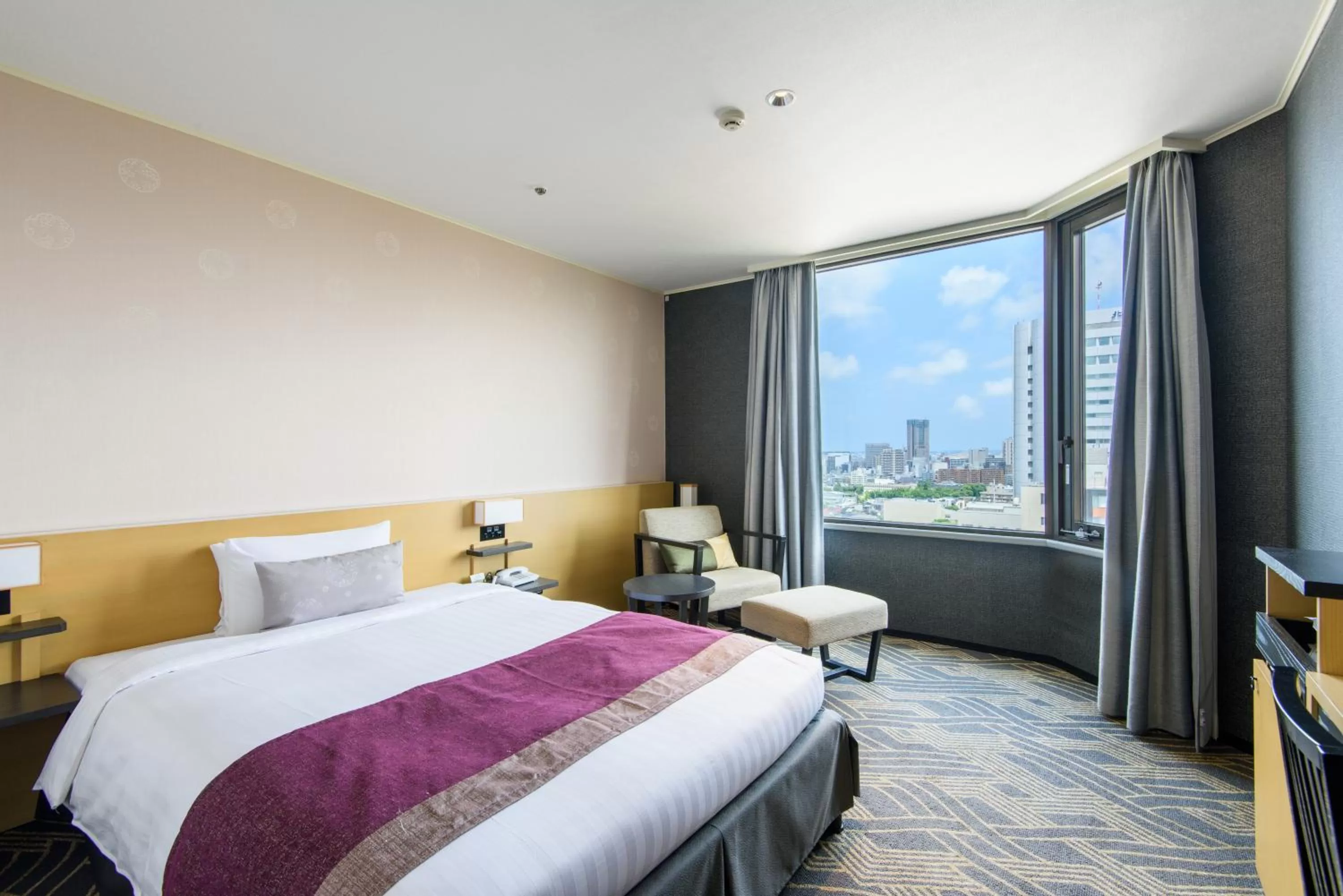 Superior Single Room with Free access to Club Lounge - single occupancy - Luxury floor - Non-Smoking in Kanazawa Tokyu Hotel