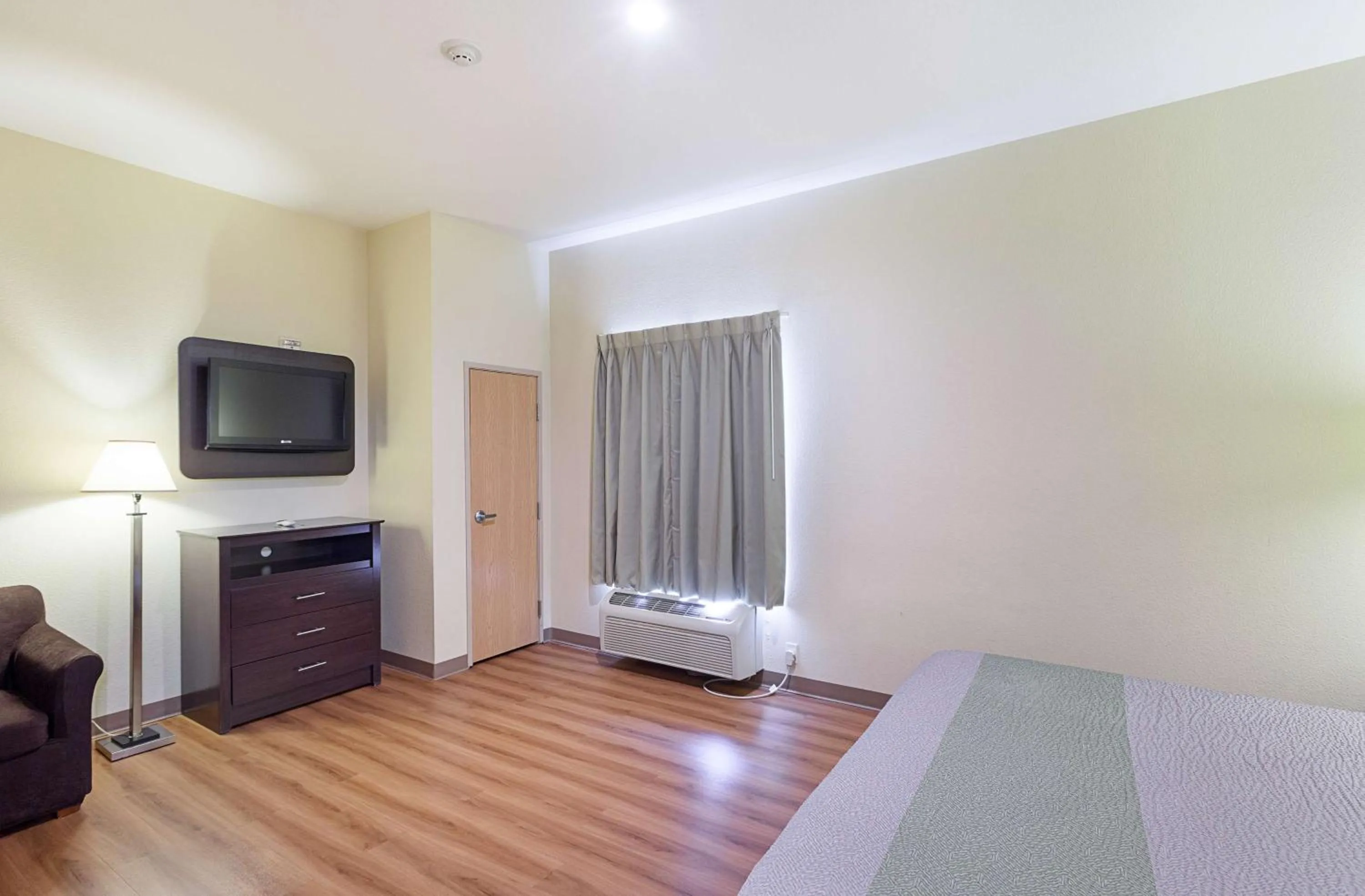 King Room with Roll-in Shower - single occupancy - Disability Access - smoking in Motel 6-Fort Worth, TX